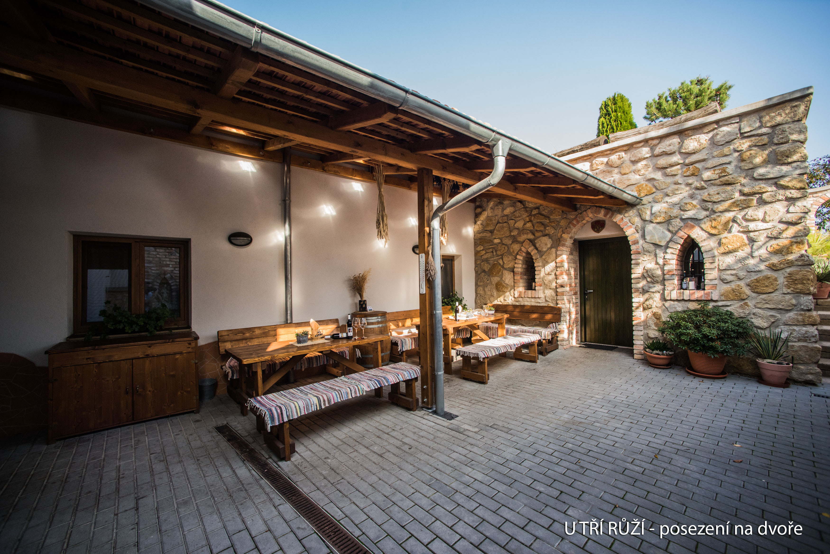 U TŘÍ RŮŽÍ - penzion & vinný sklep foto 2