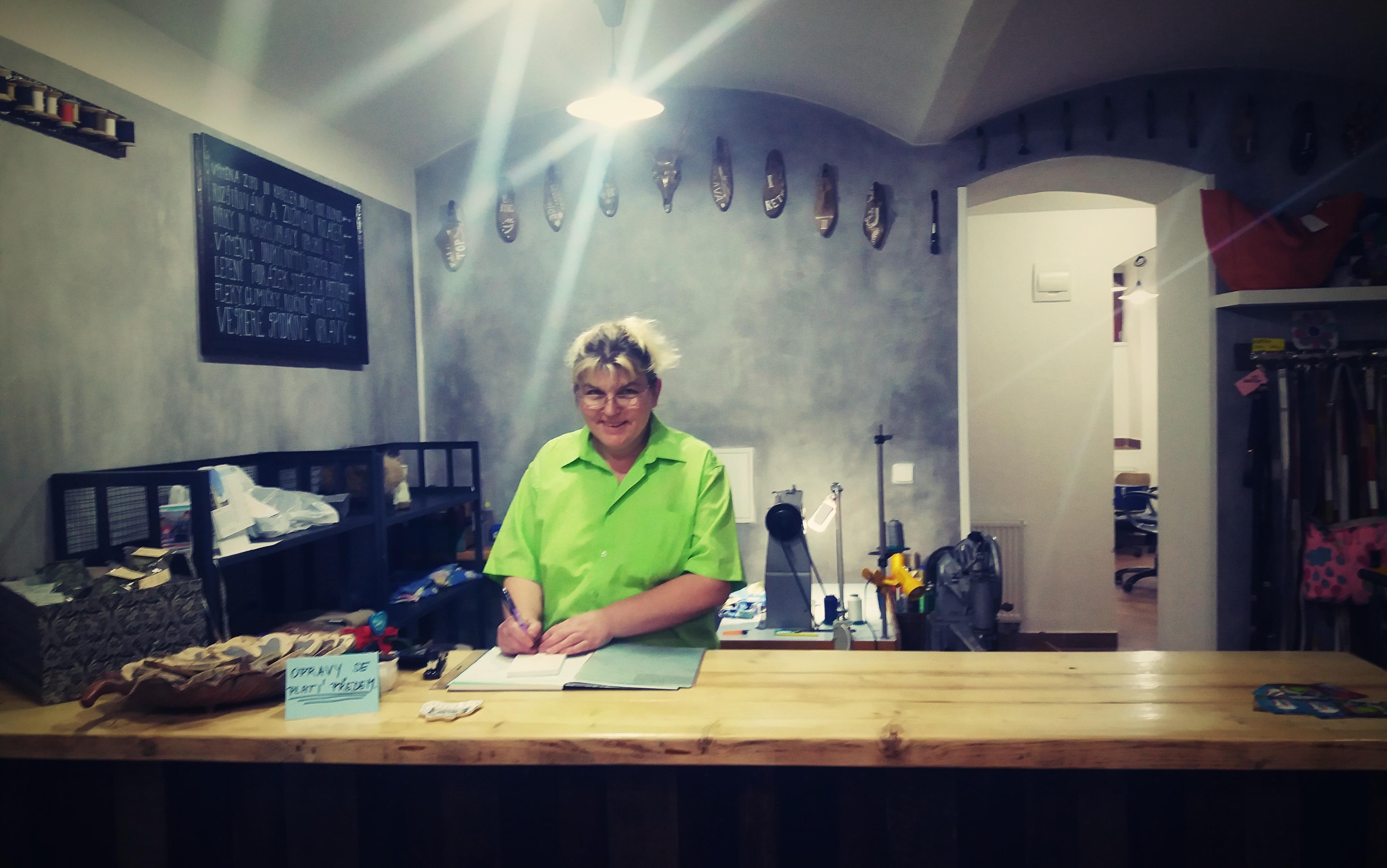 Opravna obuvi a tašek Cihlová foto 2