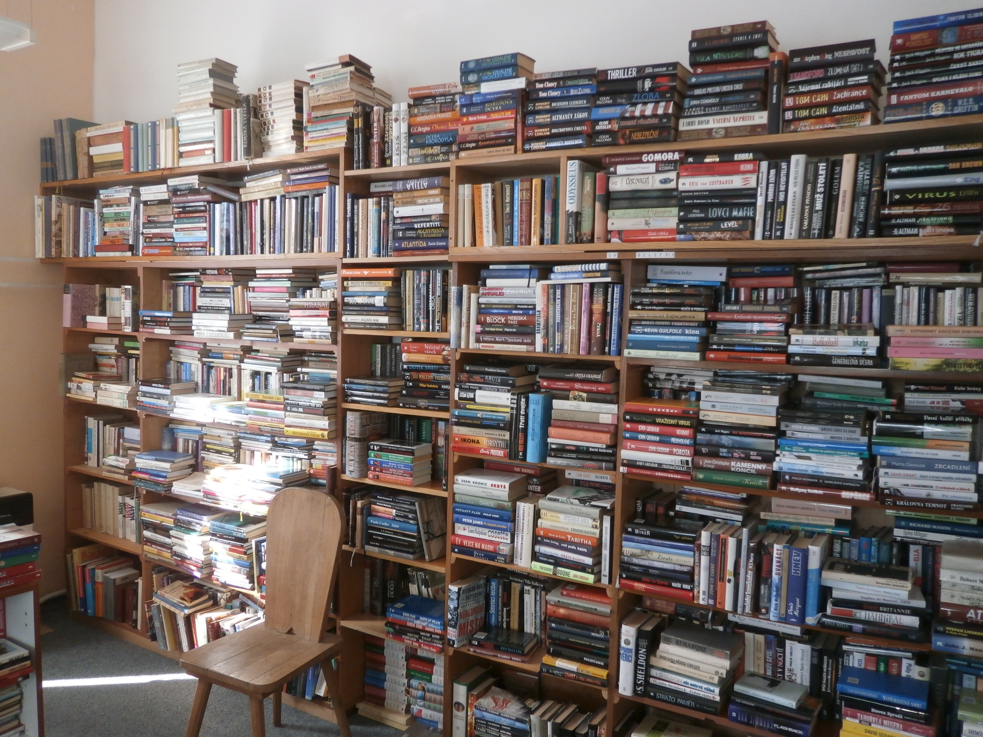 Antikvariát u kostela foto 3