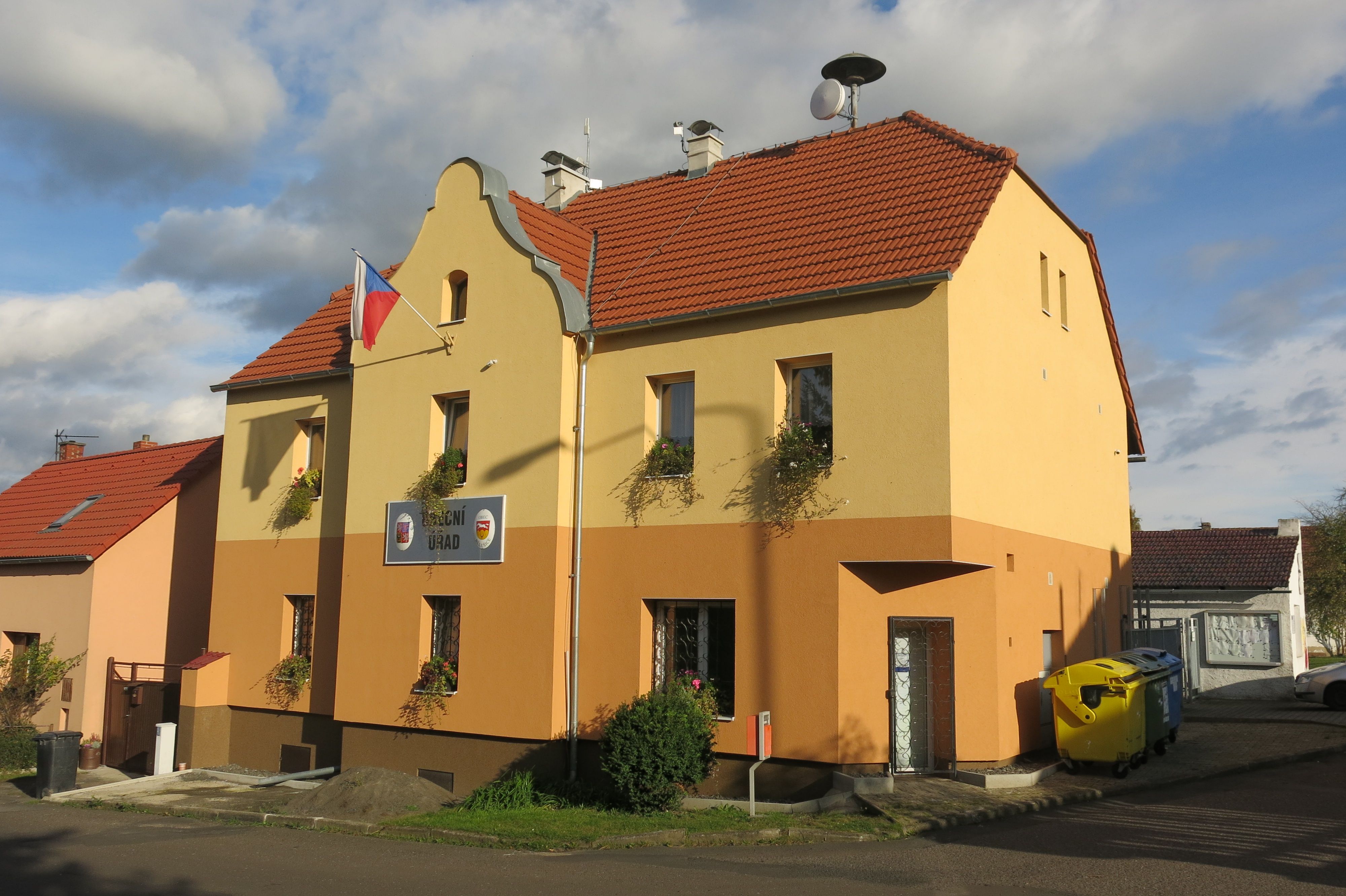 Bělušice - obecní úřad foto 2