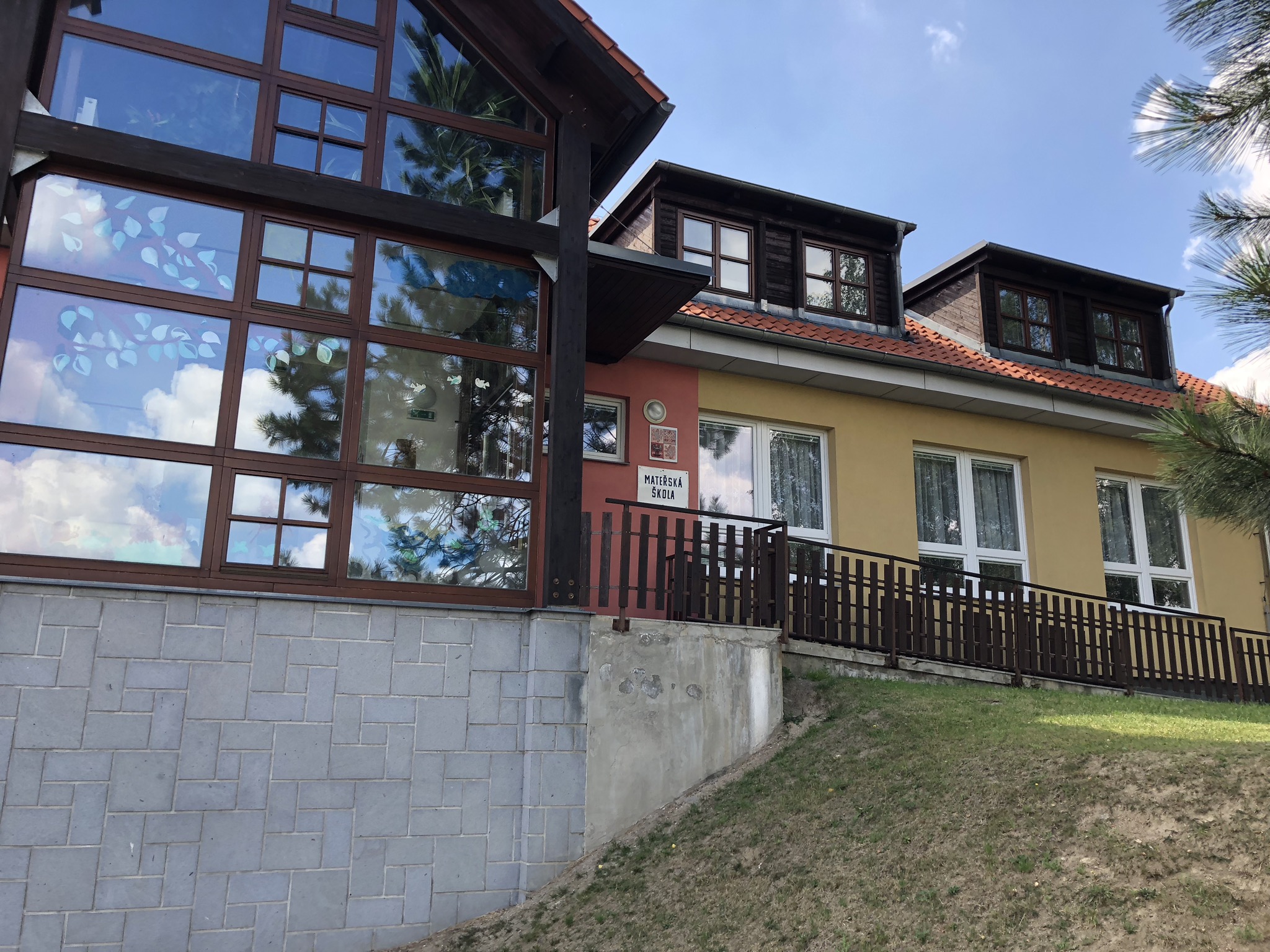 Základní škola a Mateřská škola Herálec foto 2