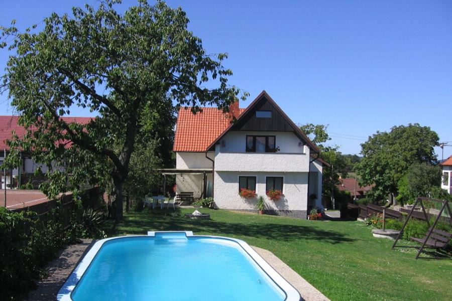 Chalupa v JČ se zapuštěným bazénem až pro 15 osob