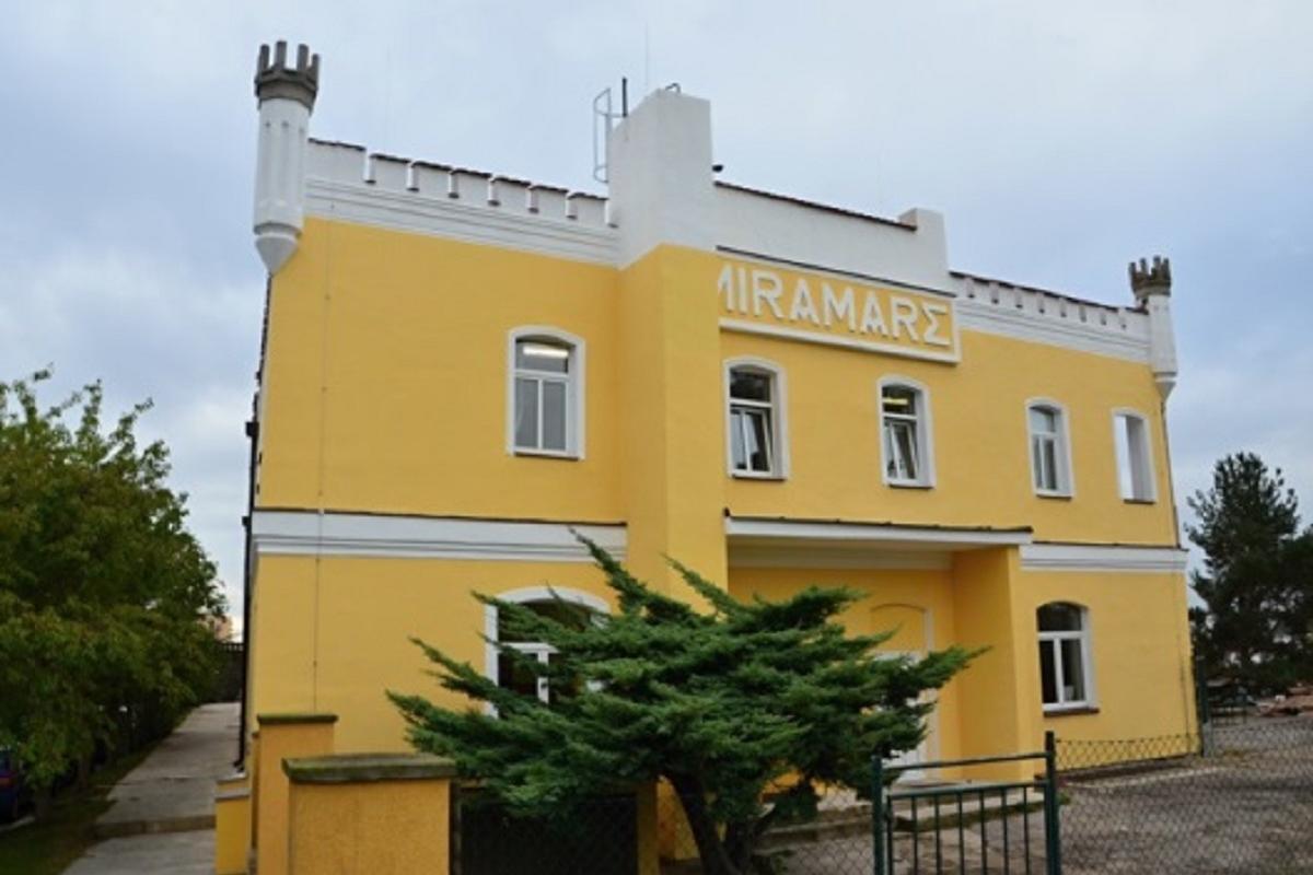 Střední škola a vyšší odborná škola umělecká a řemeslná