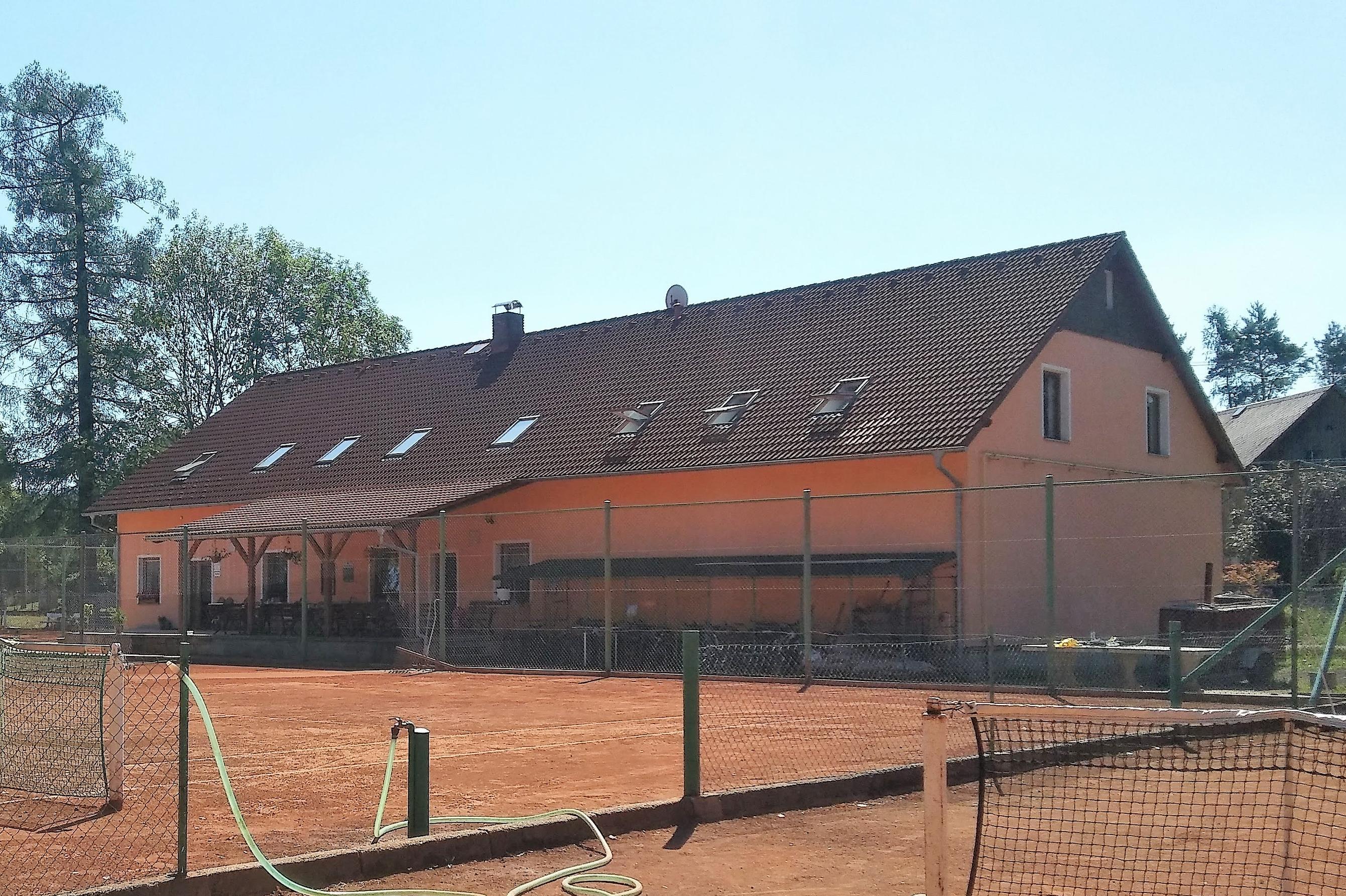 Penzion a tenisové kurty Raspenava
