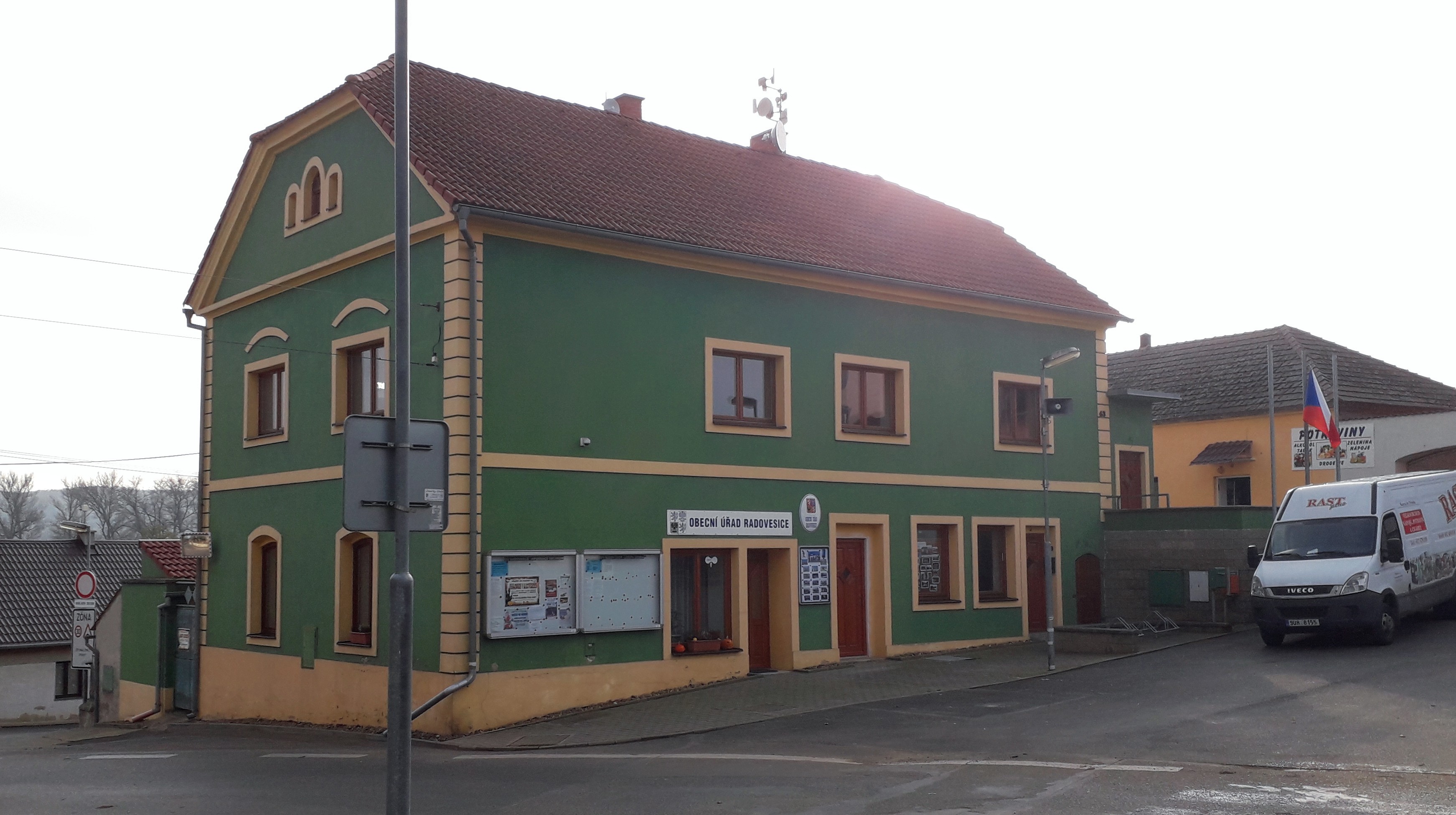 Radovesice - obecní úřad foto 3