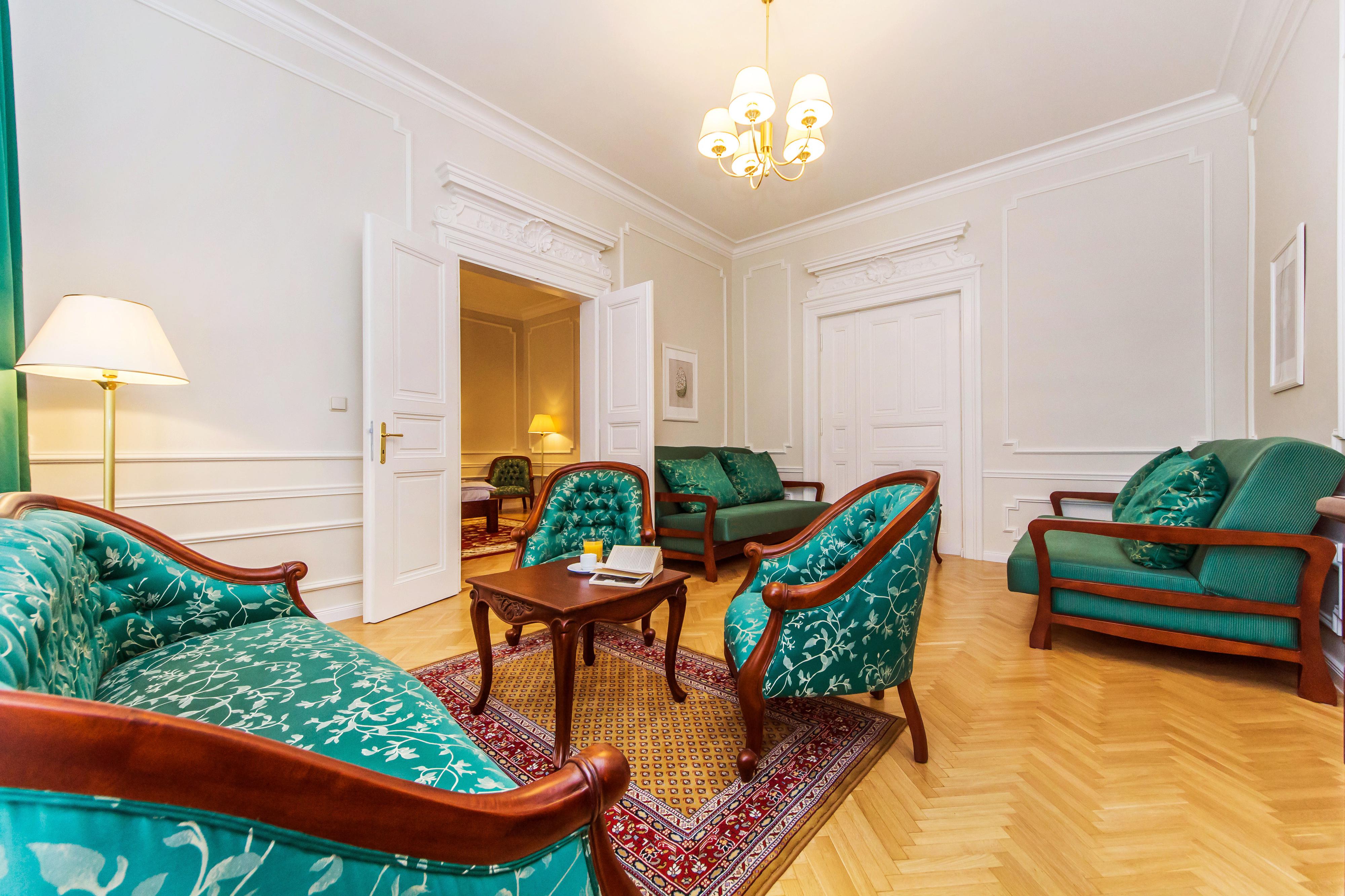 Renáta Obermanová - Mahagonový stylový nábytek foto 6