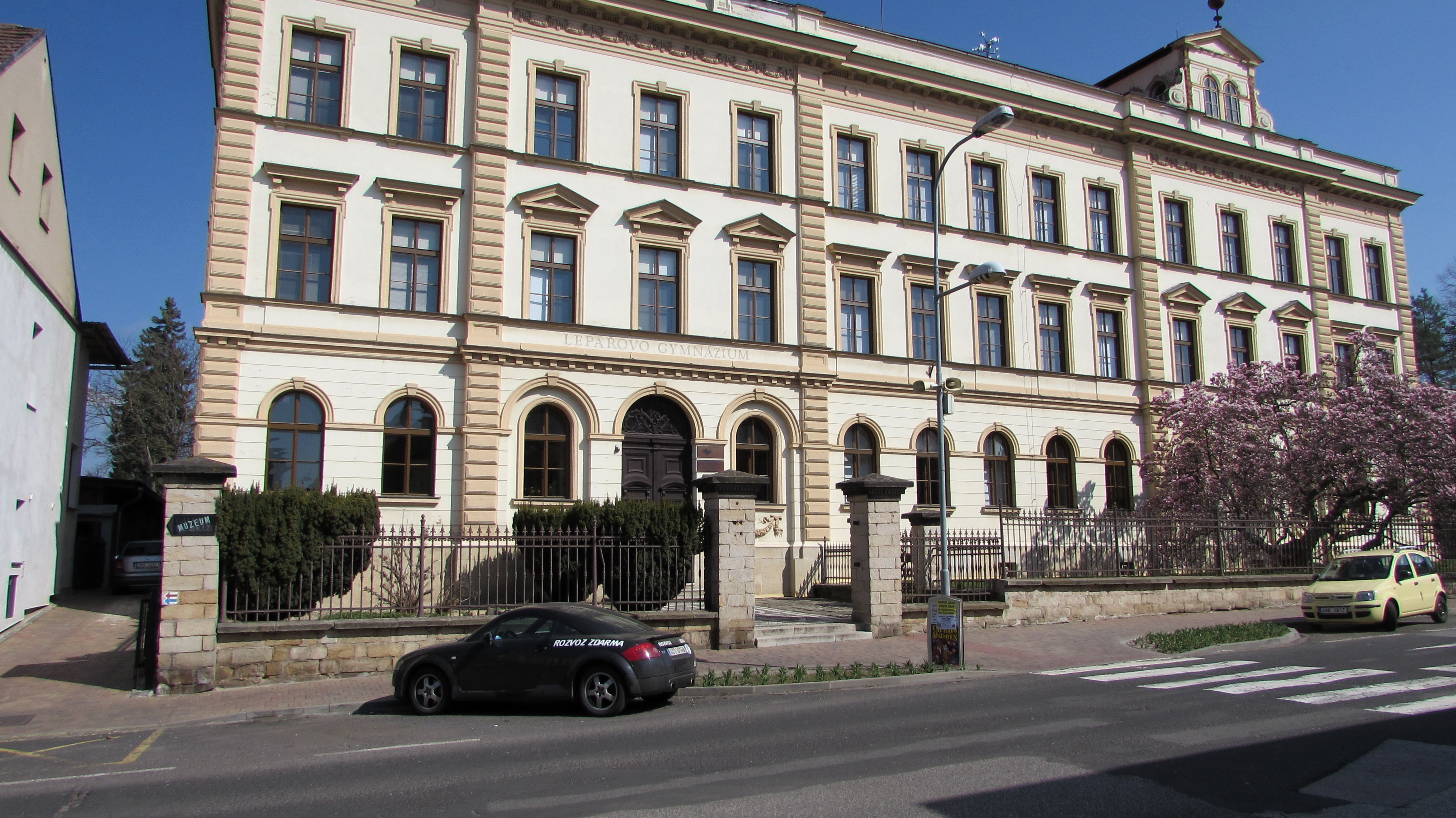 Lepařovo gymnázium Jičín foto 2