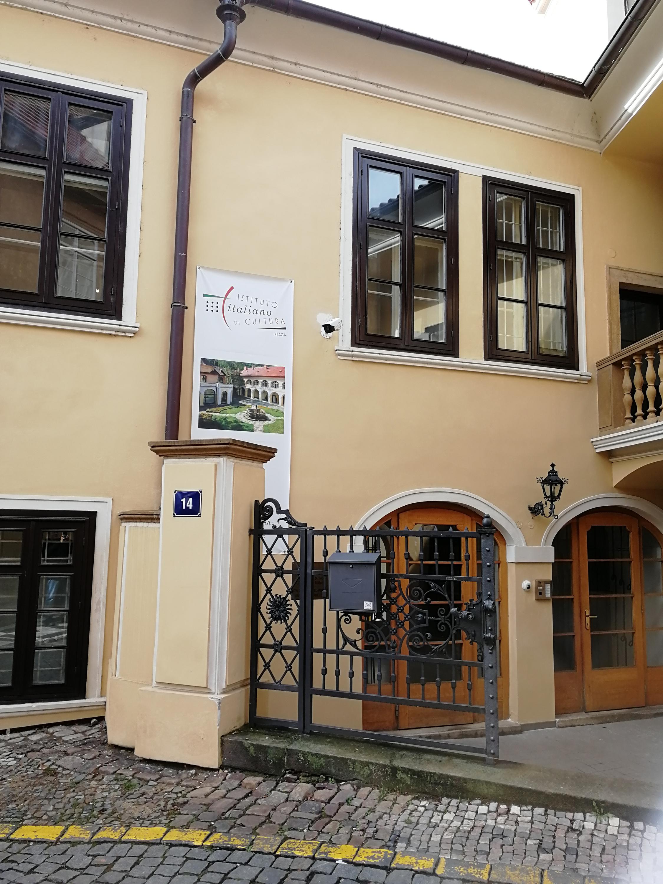Istituto Italiano di Cultura di Praga - knihovna foto 3