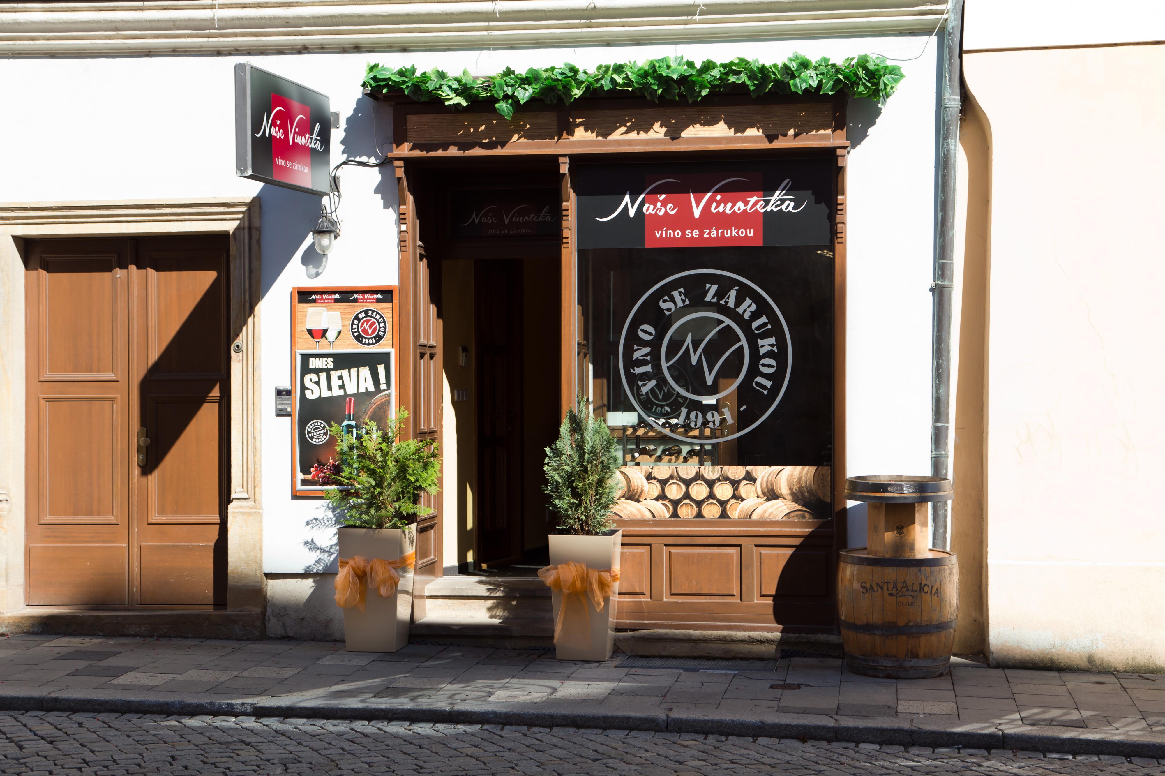 Naše Vinotéka - víno se zárukou