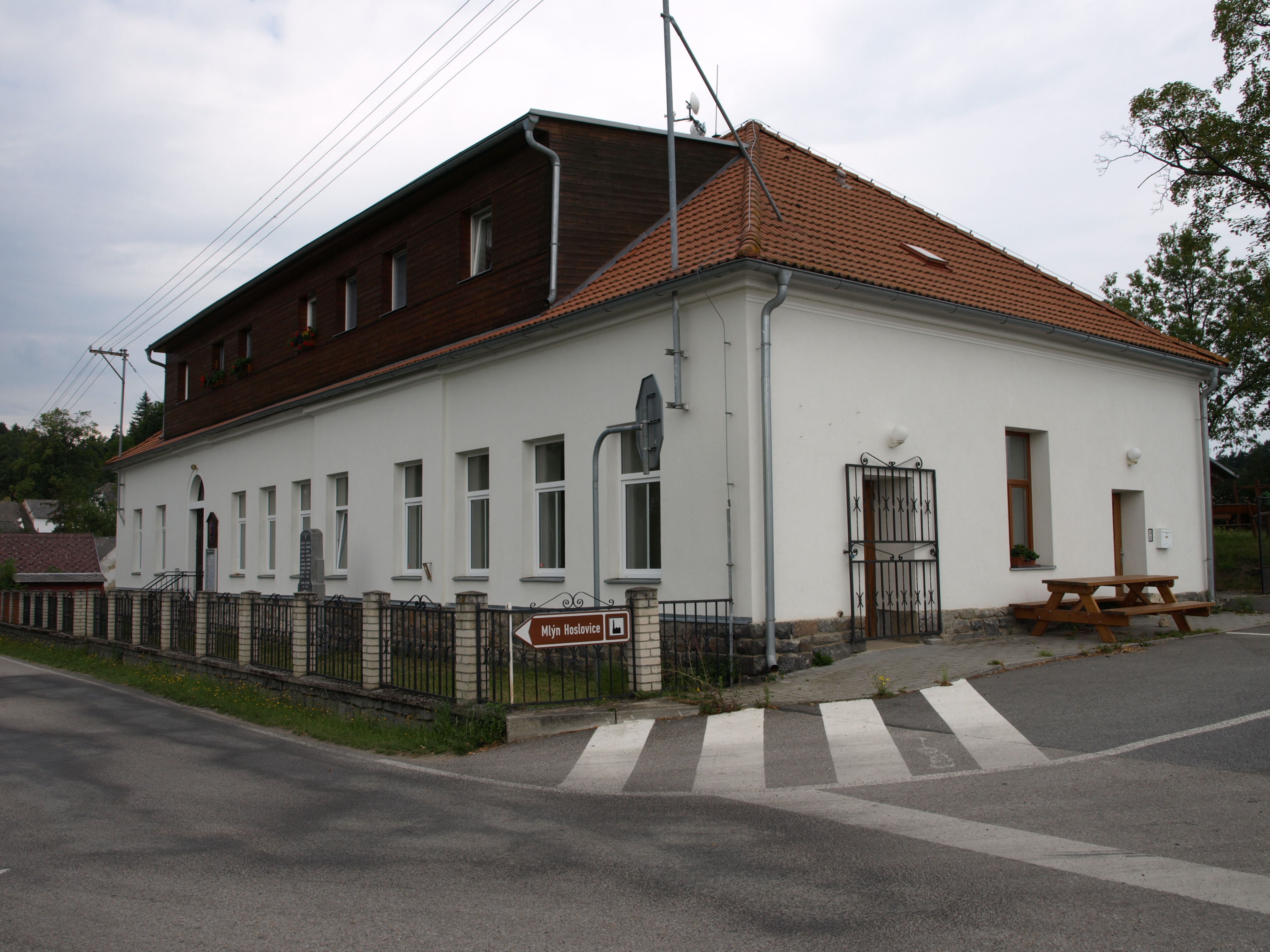 Hoslovice - obecní úřad foto 2