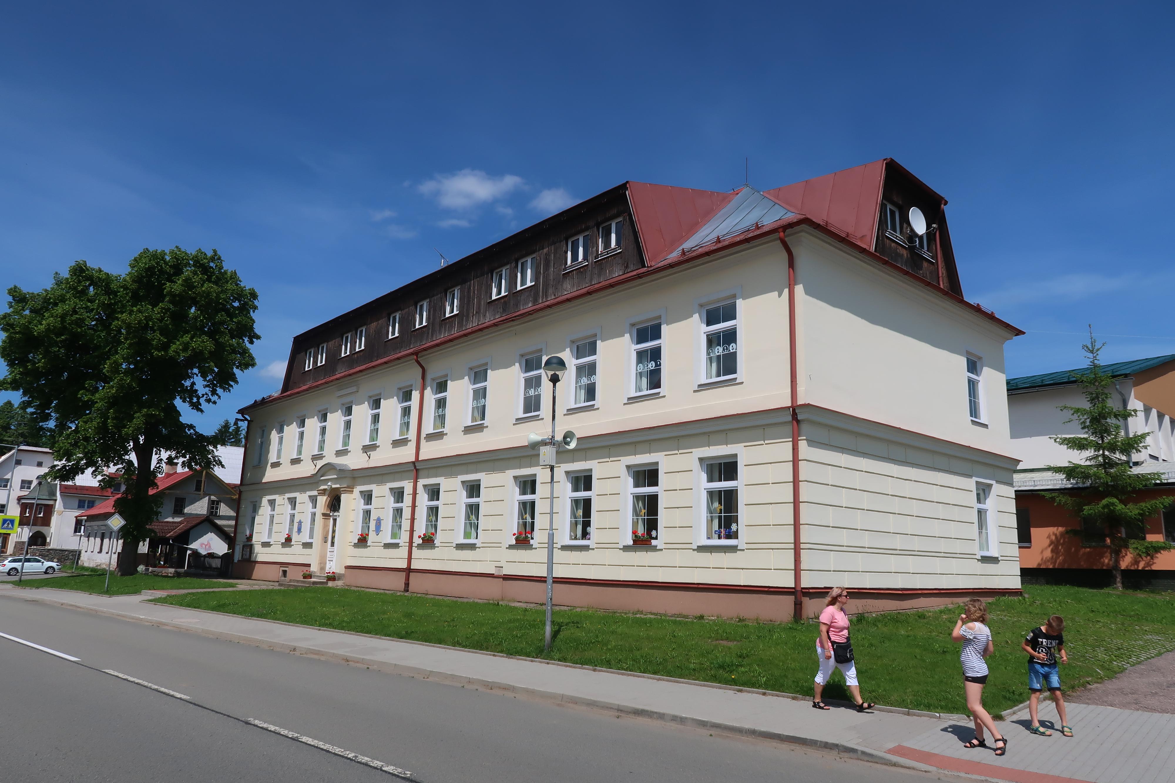 ZŠ a MŠ Deštné v Orlických horách foto 2