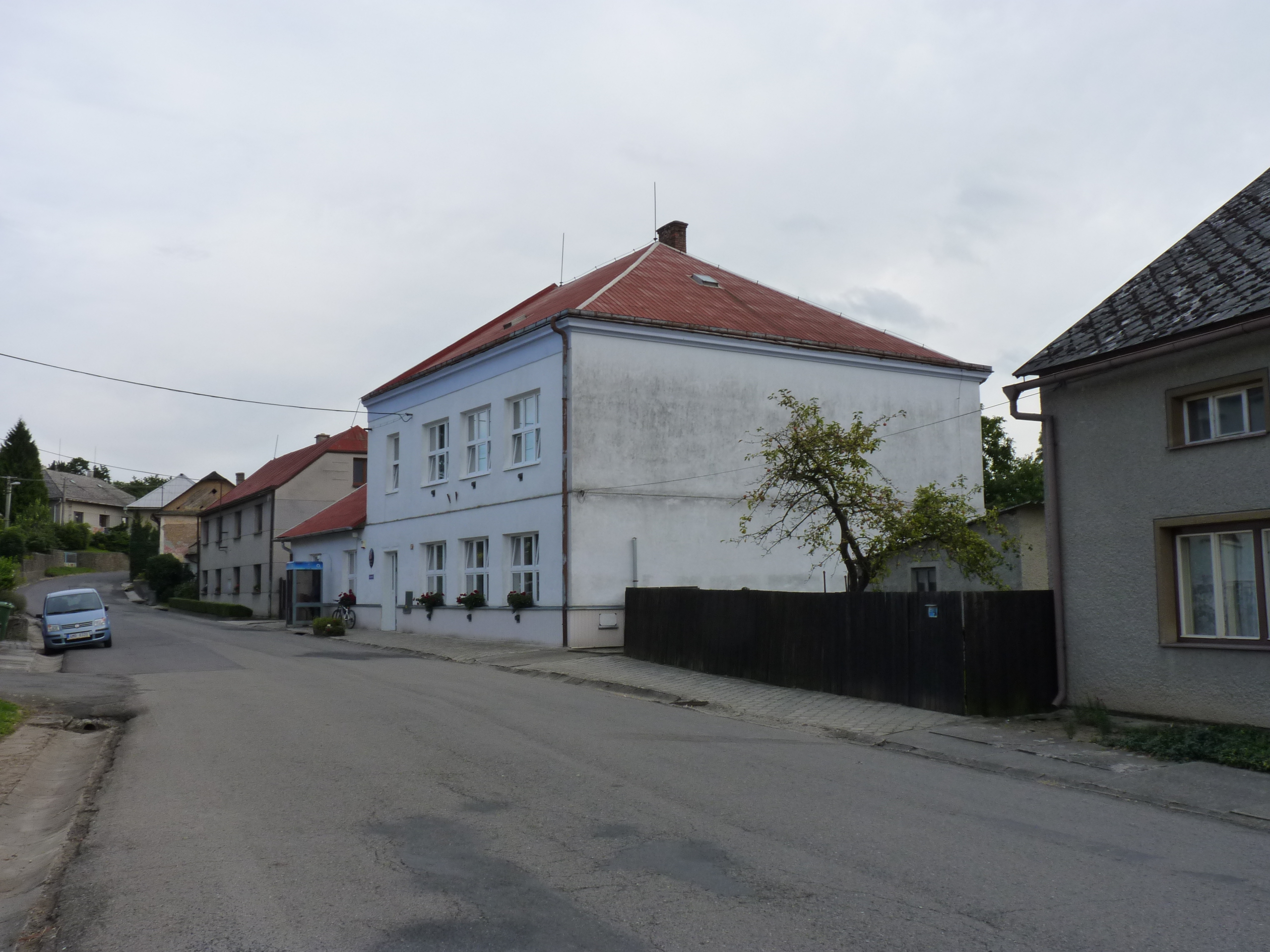 Lazníčky - obecní úřad foto 3