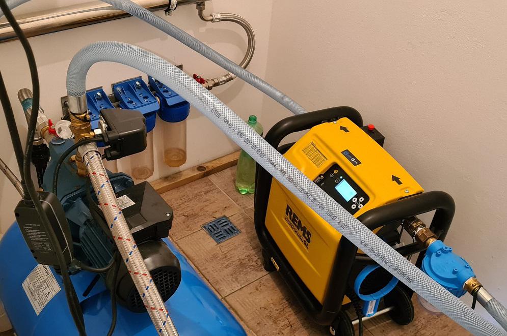 Dezinfekce a proplach rozvodů vody pro kolaudaci.