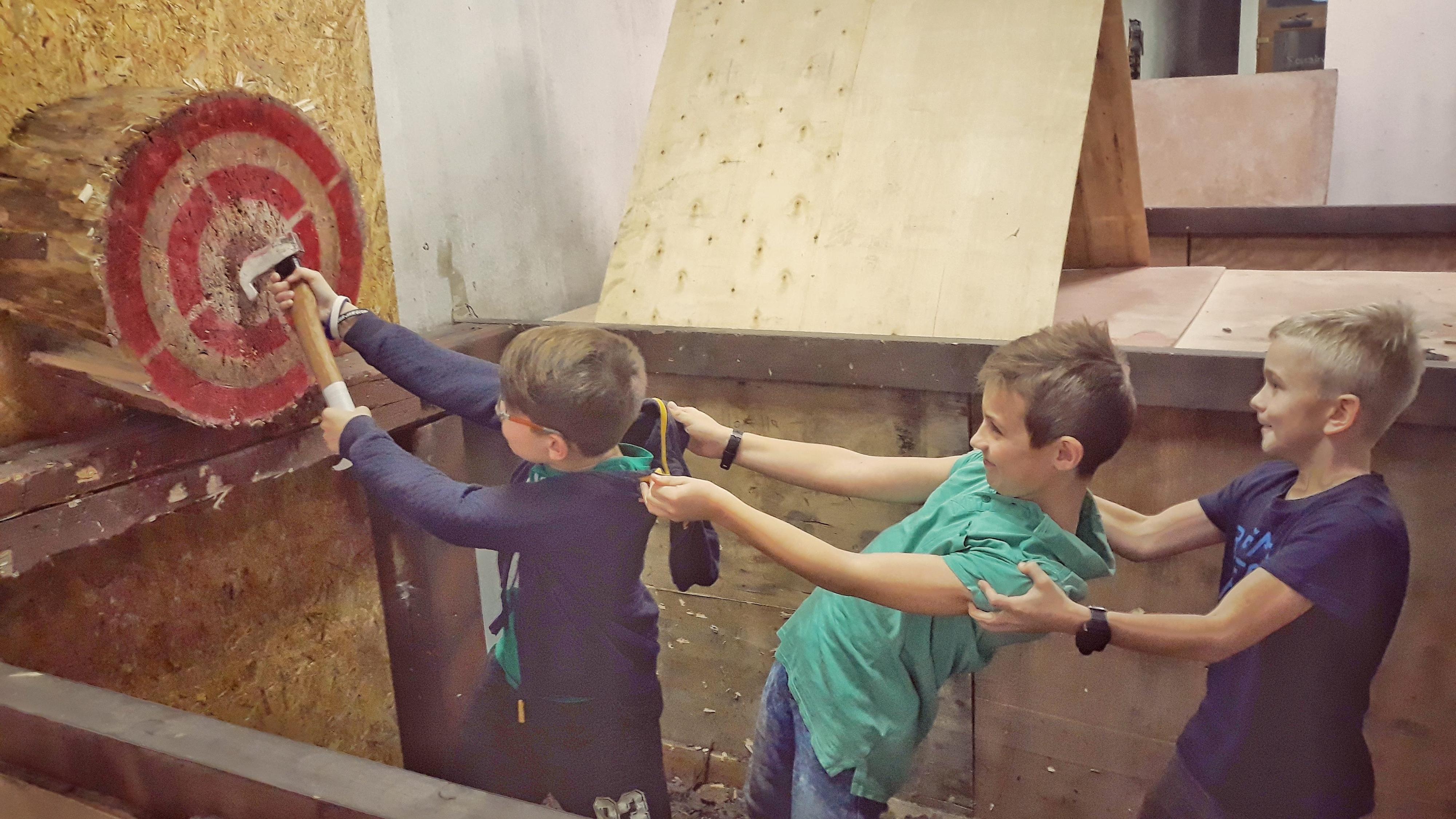 Bulzajz - házení sekerou foto 4