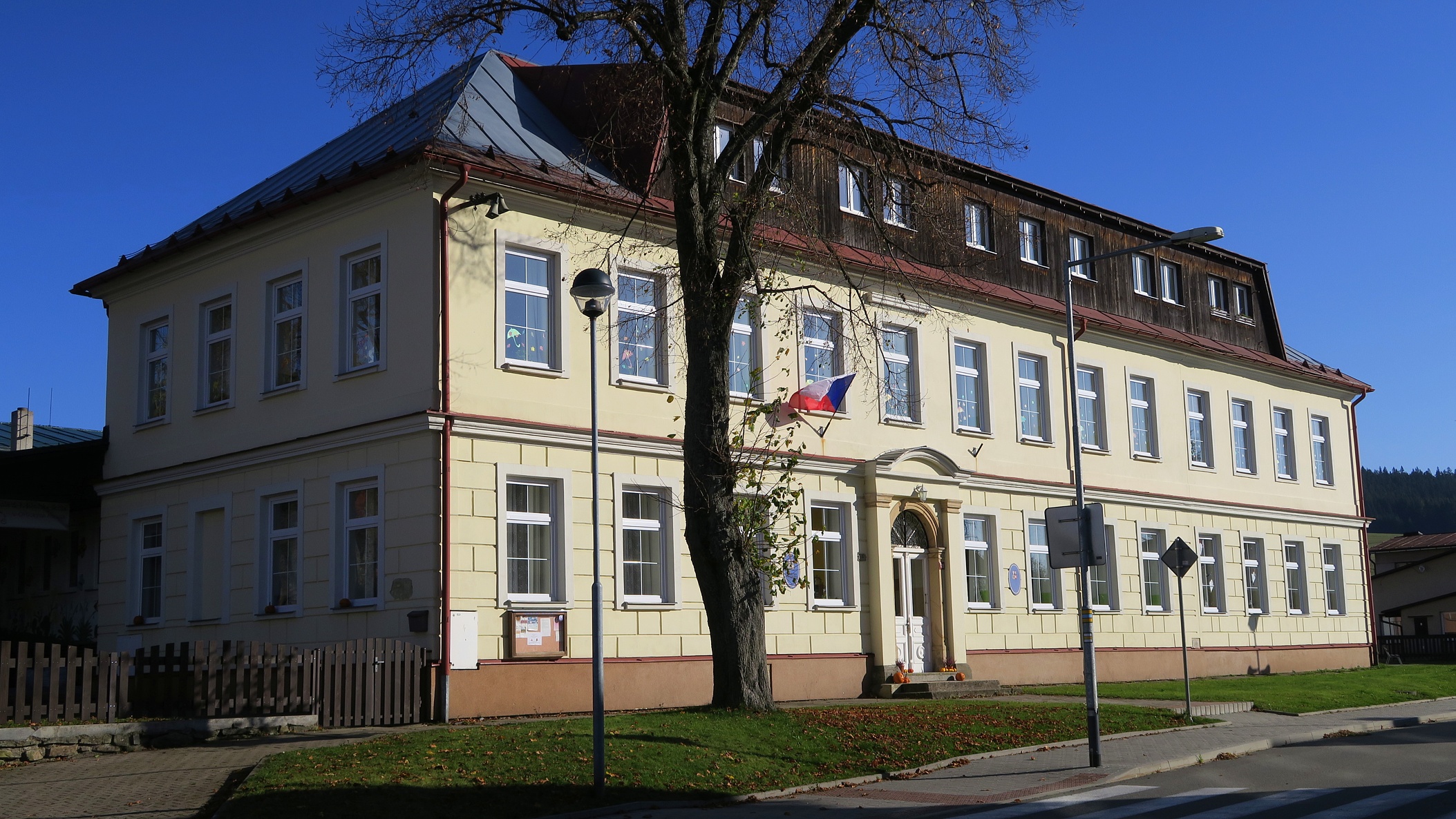 ZŠ a MŠ Deštné v Orlických horách foto 2