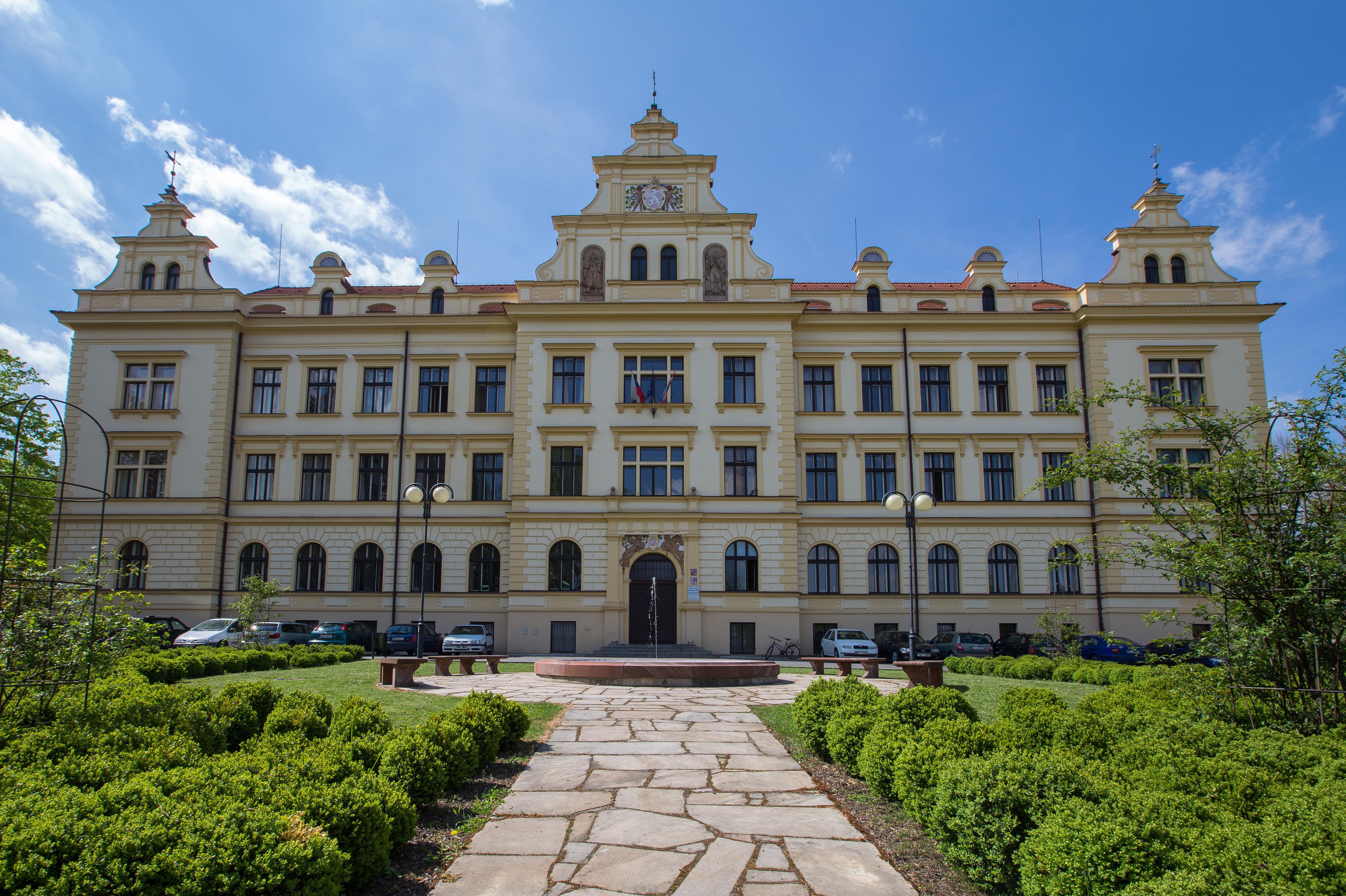 SOŠ a SOU obchodu a služeb Chrudim
