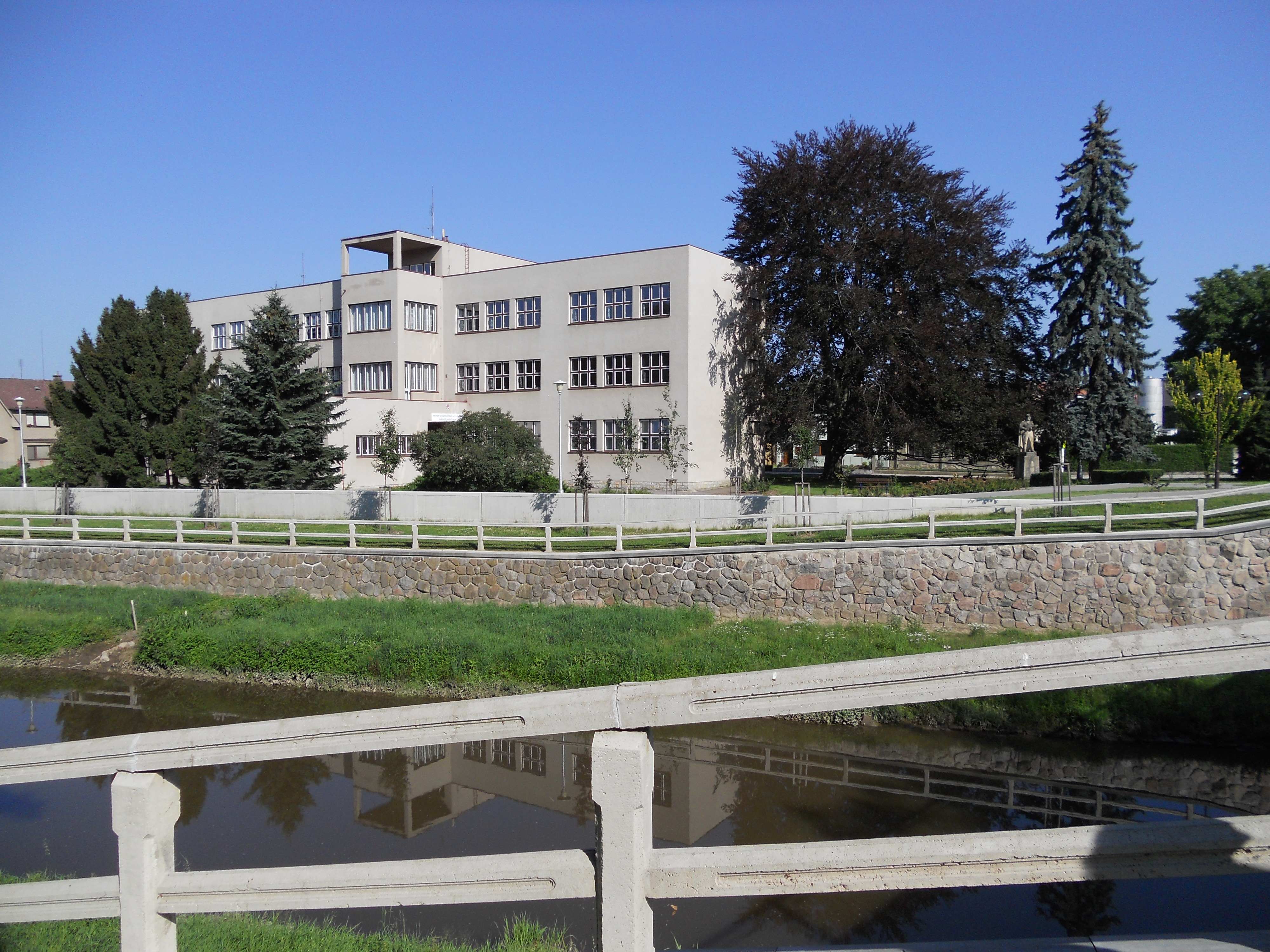 Obchodní akademie a Střední odborná škola cestovního ruchu Choceň foto 2