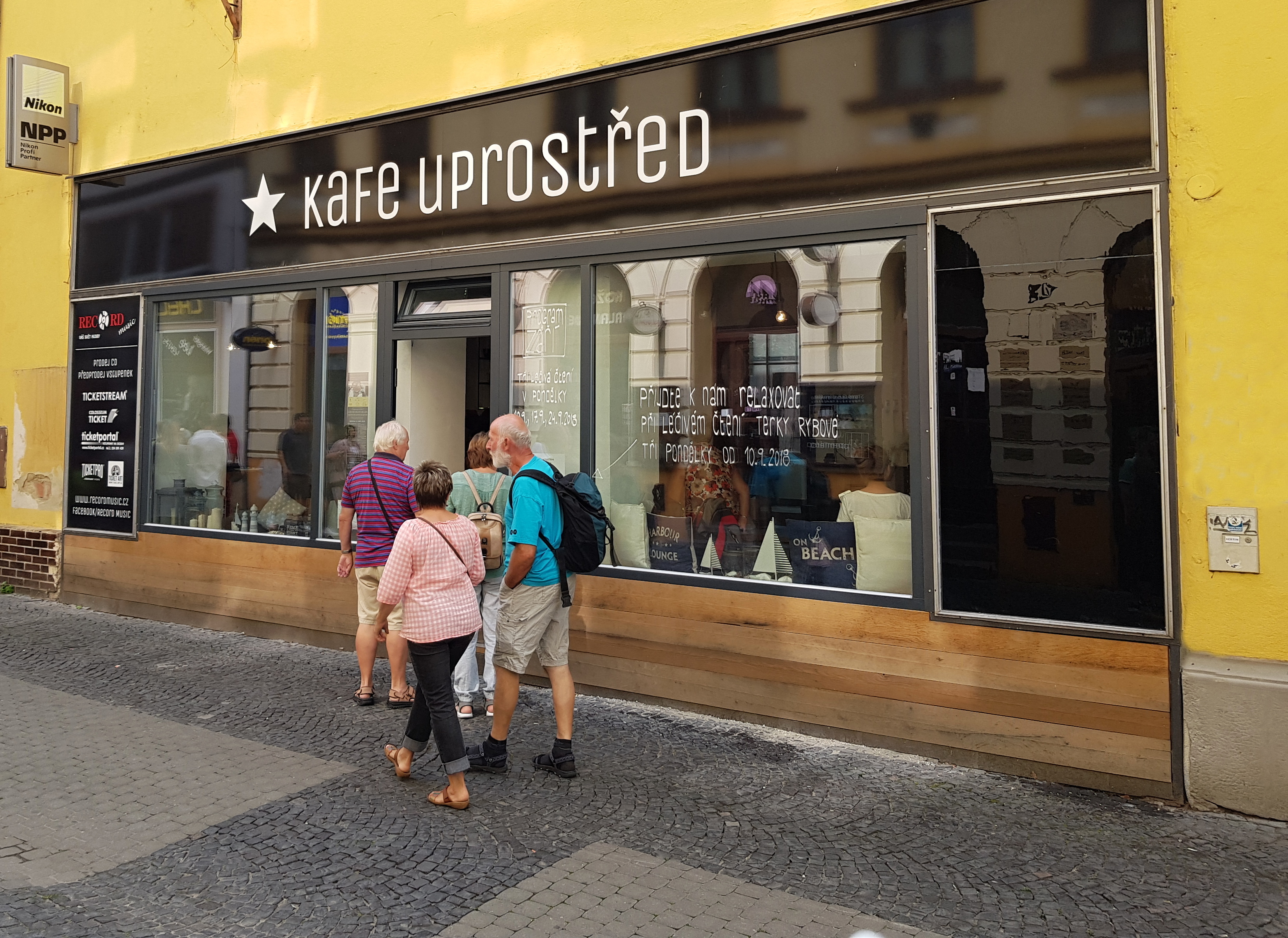 Kafe uprostřed