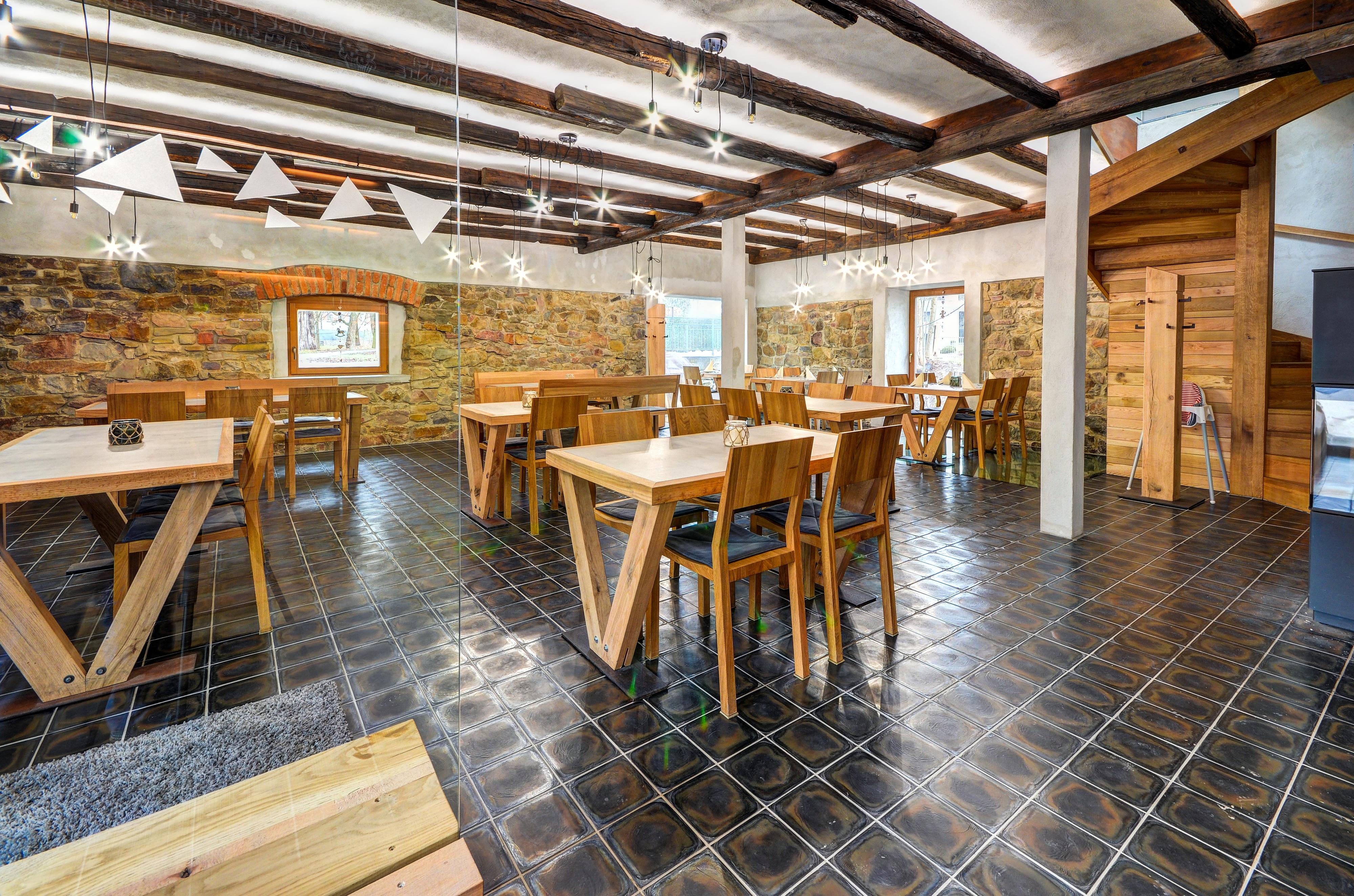 Restaurace nemlyn foto 2