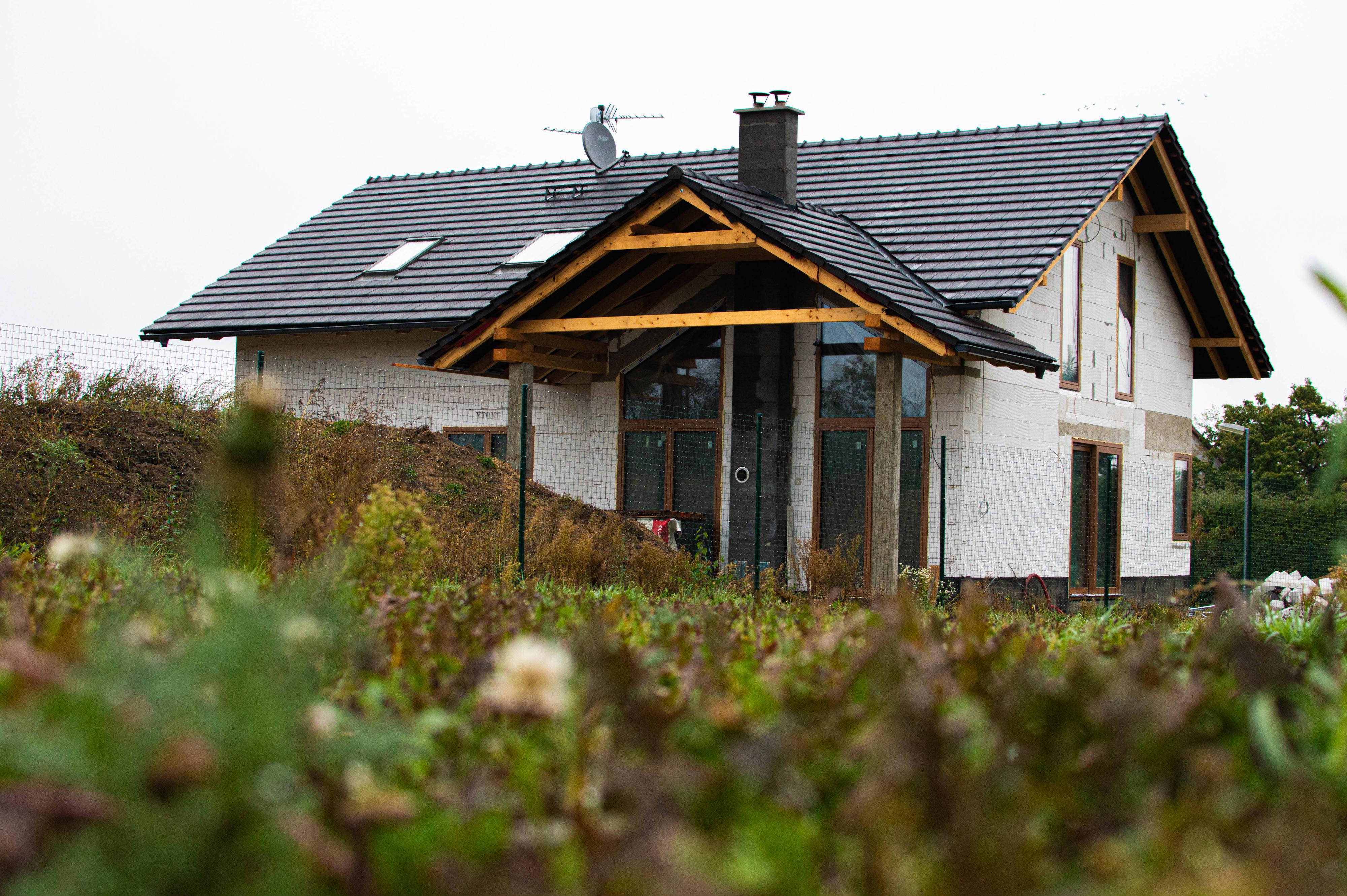 Royal Build. |  Střechy a truhlářství