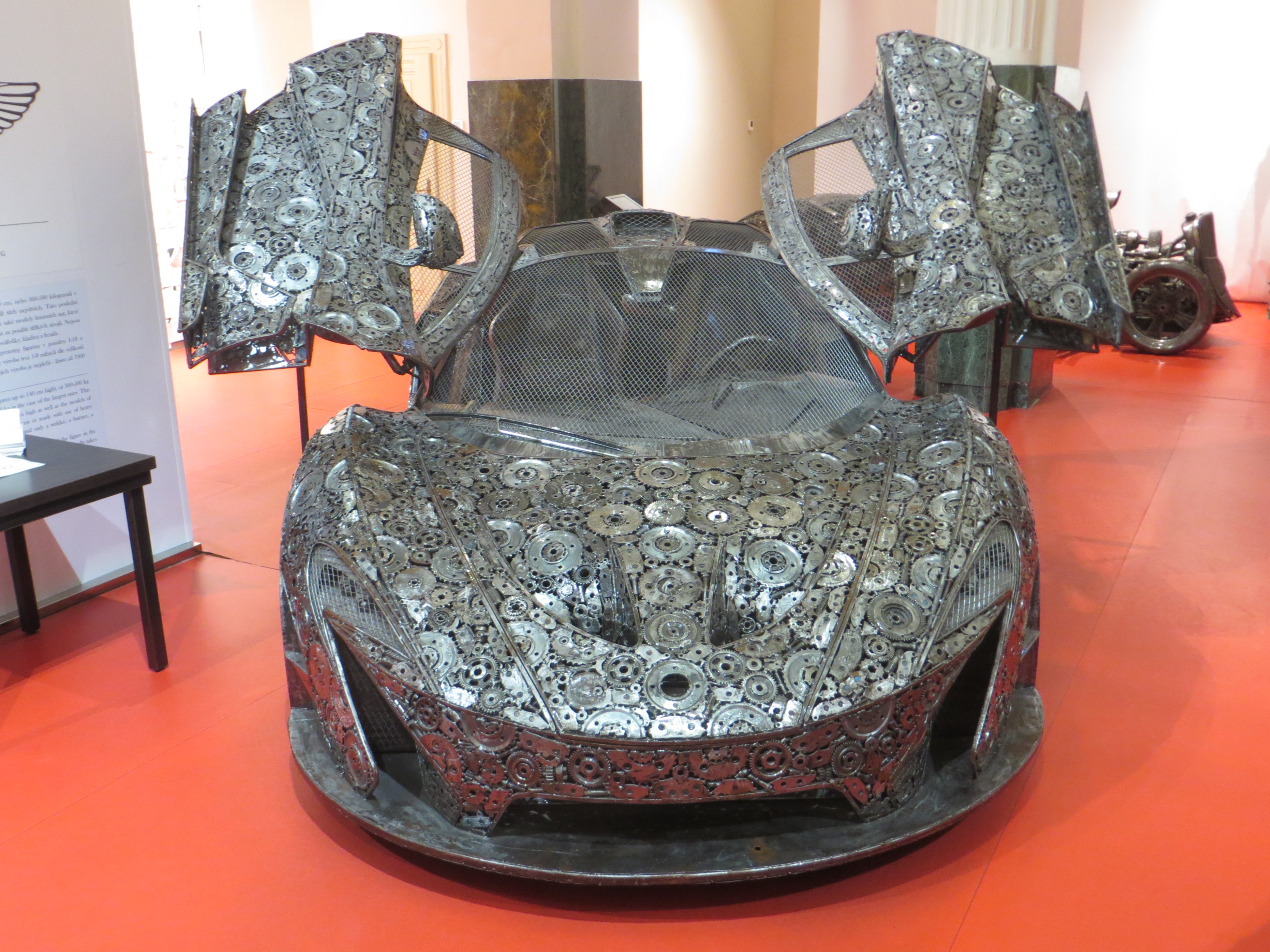 Galerie ocelových figurín foto 4