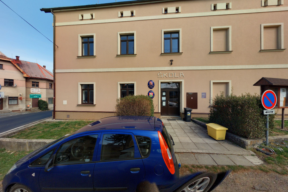 Újezd pod Troskami - obecní úřad foto 4