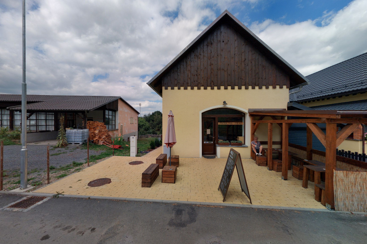 Samoobslužný bar před Prodejnou Hrad