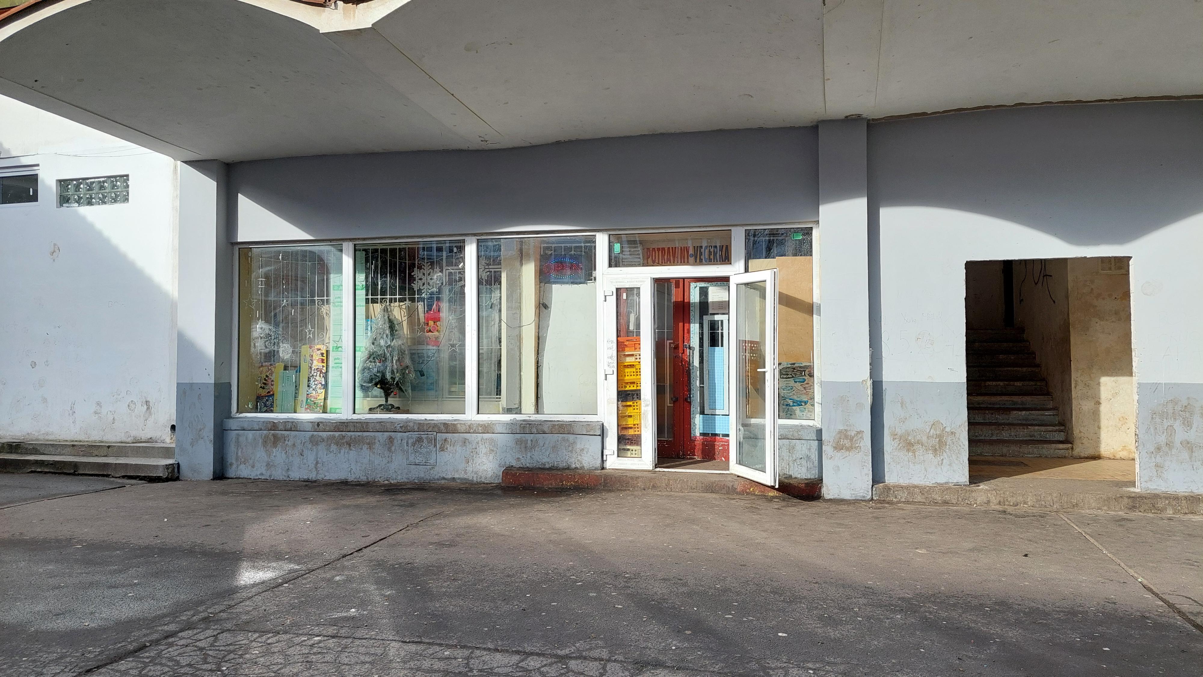Potraviny- Večerka M. Švabinského 652 foto 2