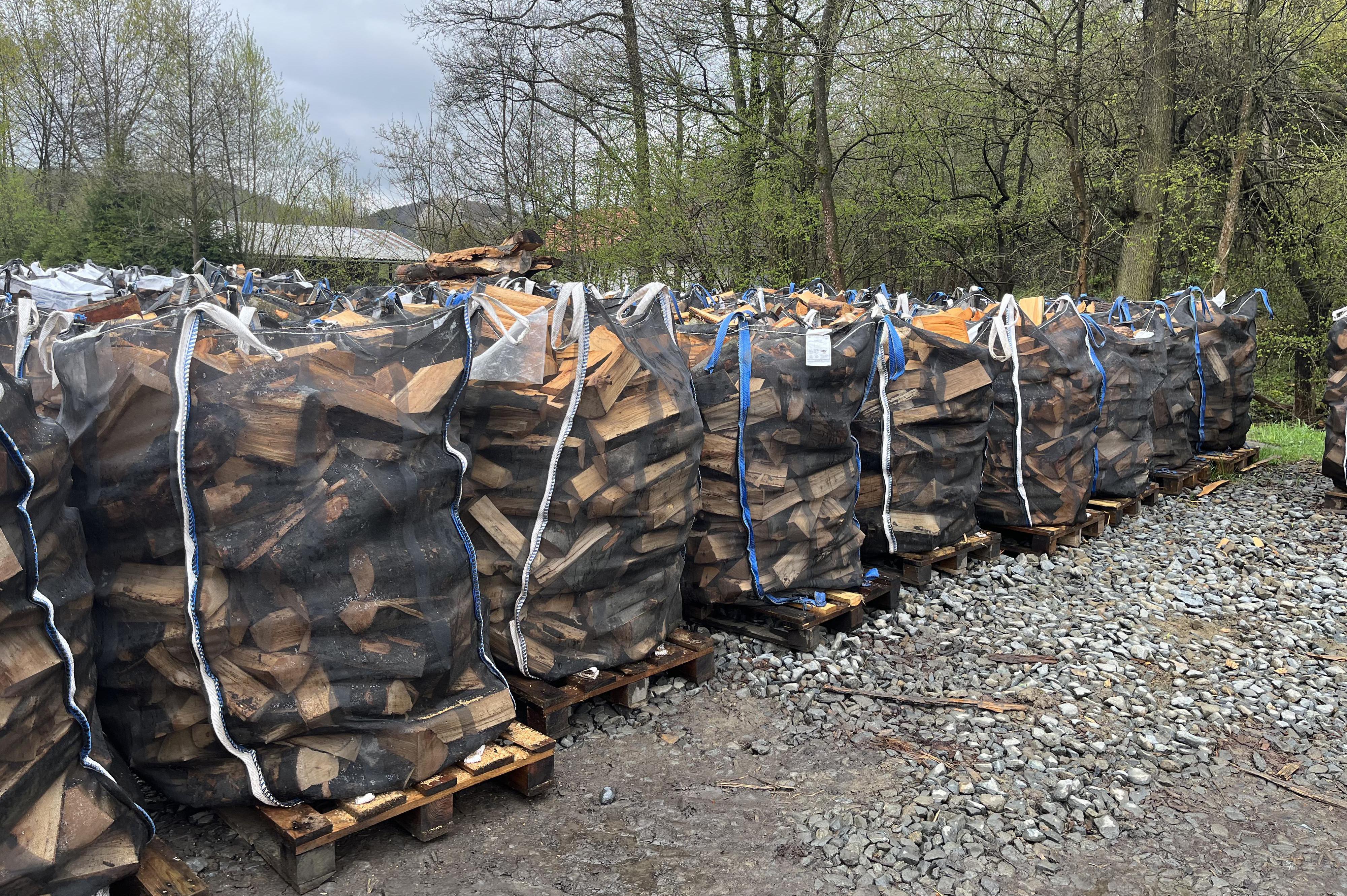 Prodej štípaného palivového dřeva - JK FOREST s.r.o