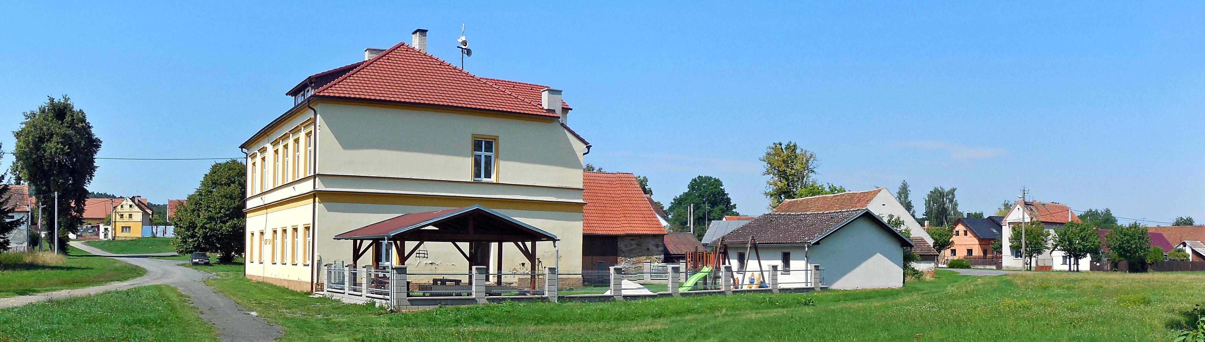 Líšina - obecní úřad foto 2