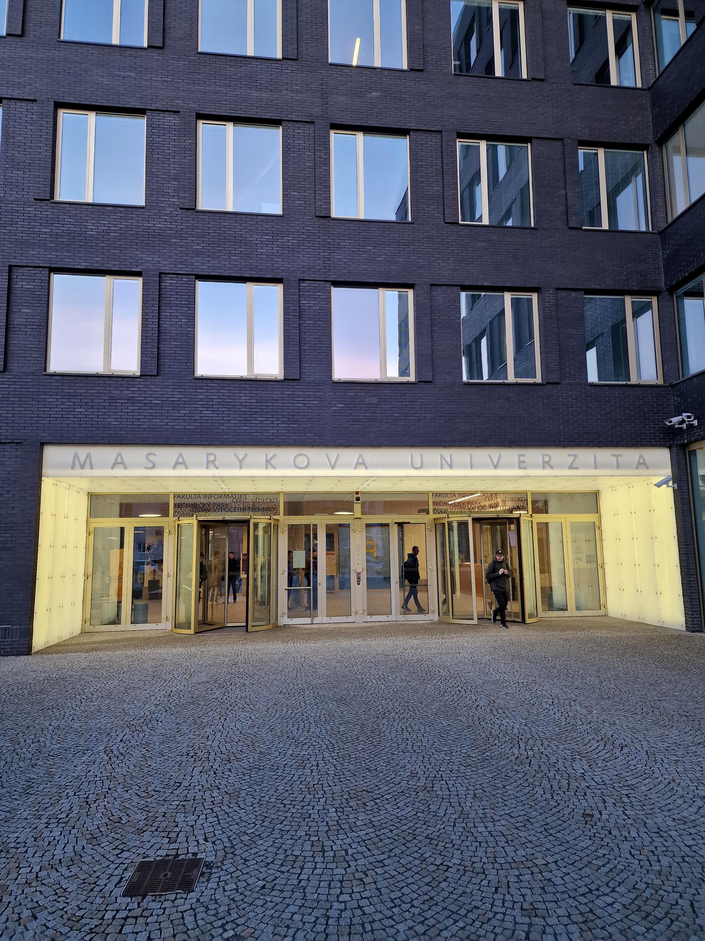 Katedra počítačových systémů a komunikací Fakulty informatiky Masarykovy univerzity foto 2