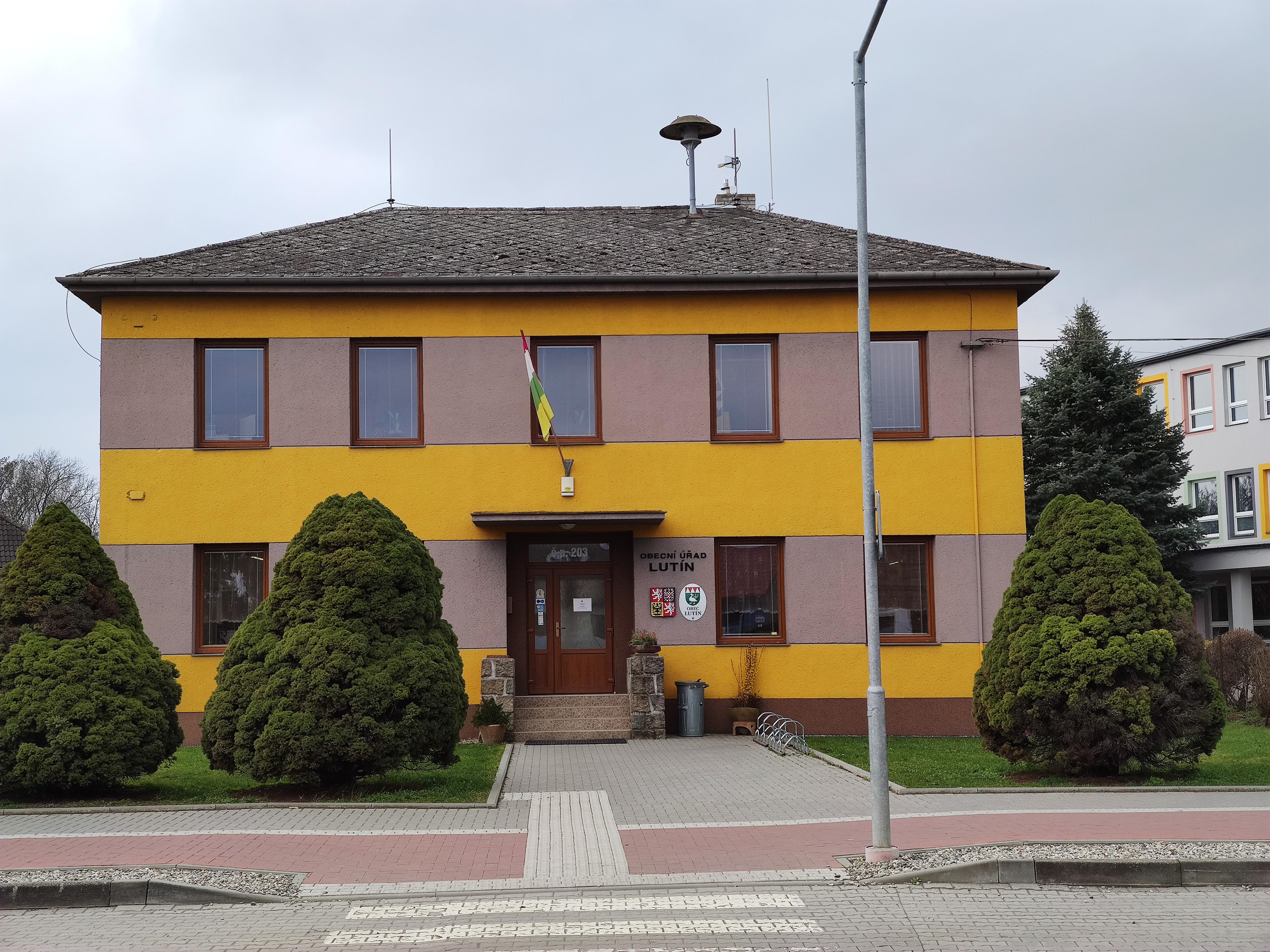 Lutín - obecní úřad foto 2