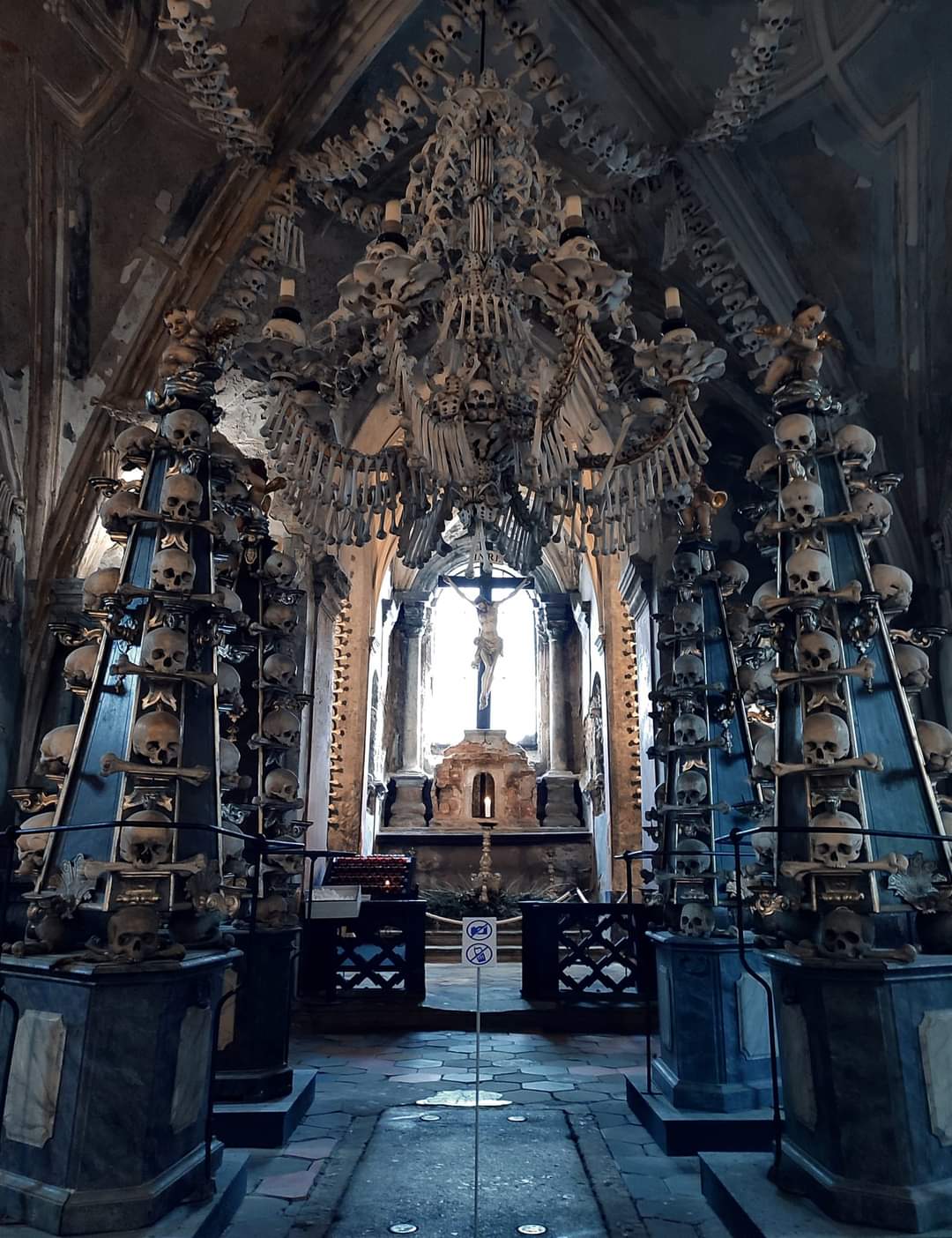 Kostel Všech svatých s kostnicí foto 3