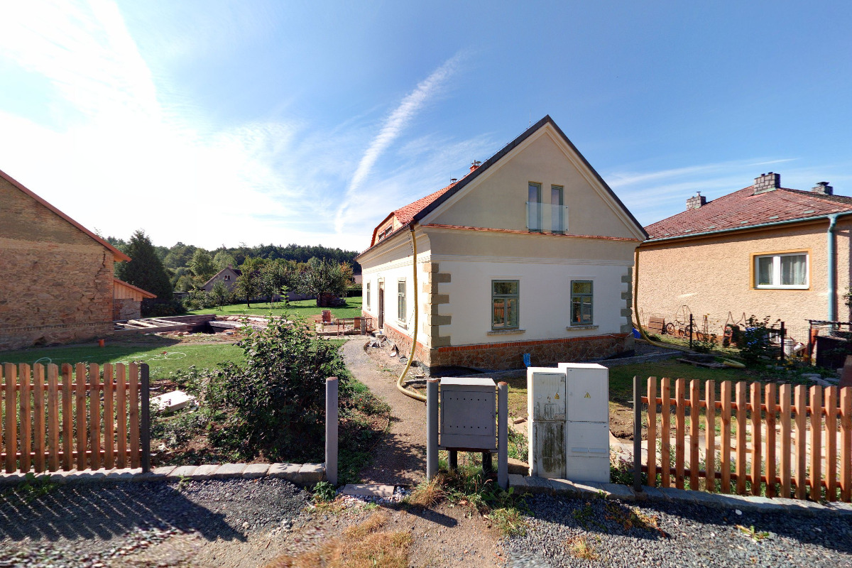 Chalupa u lesa s koupacím jezírkem