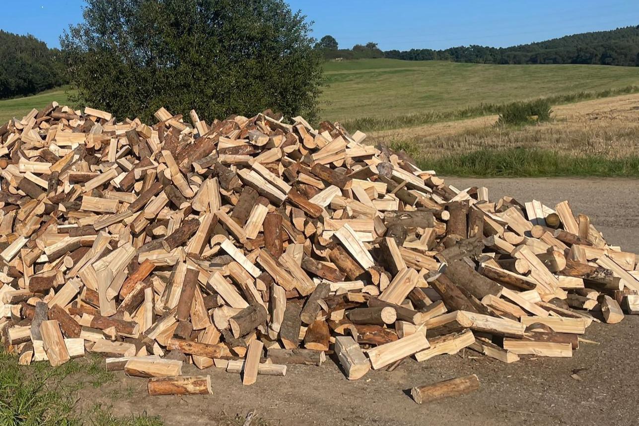 Smrk štípaný na polínka