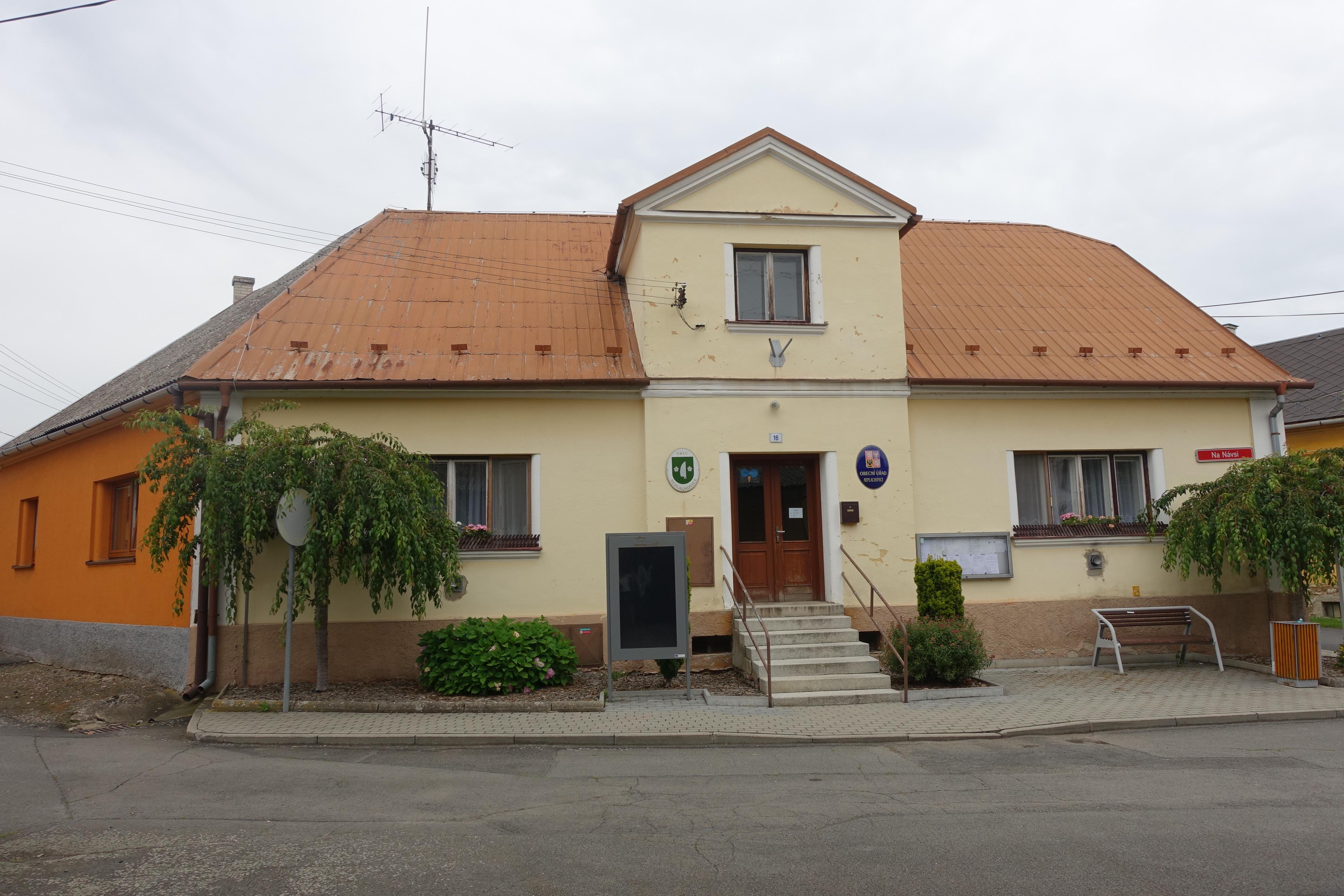 Neplachovice - obecní úřad foto 2