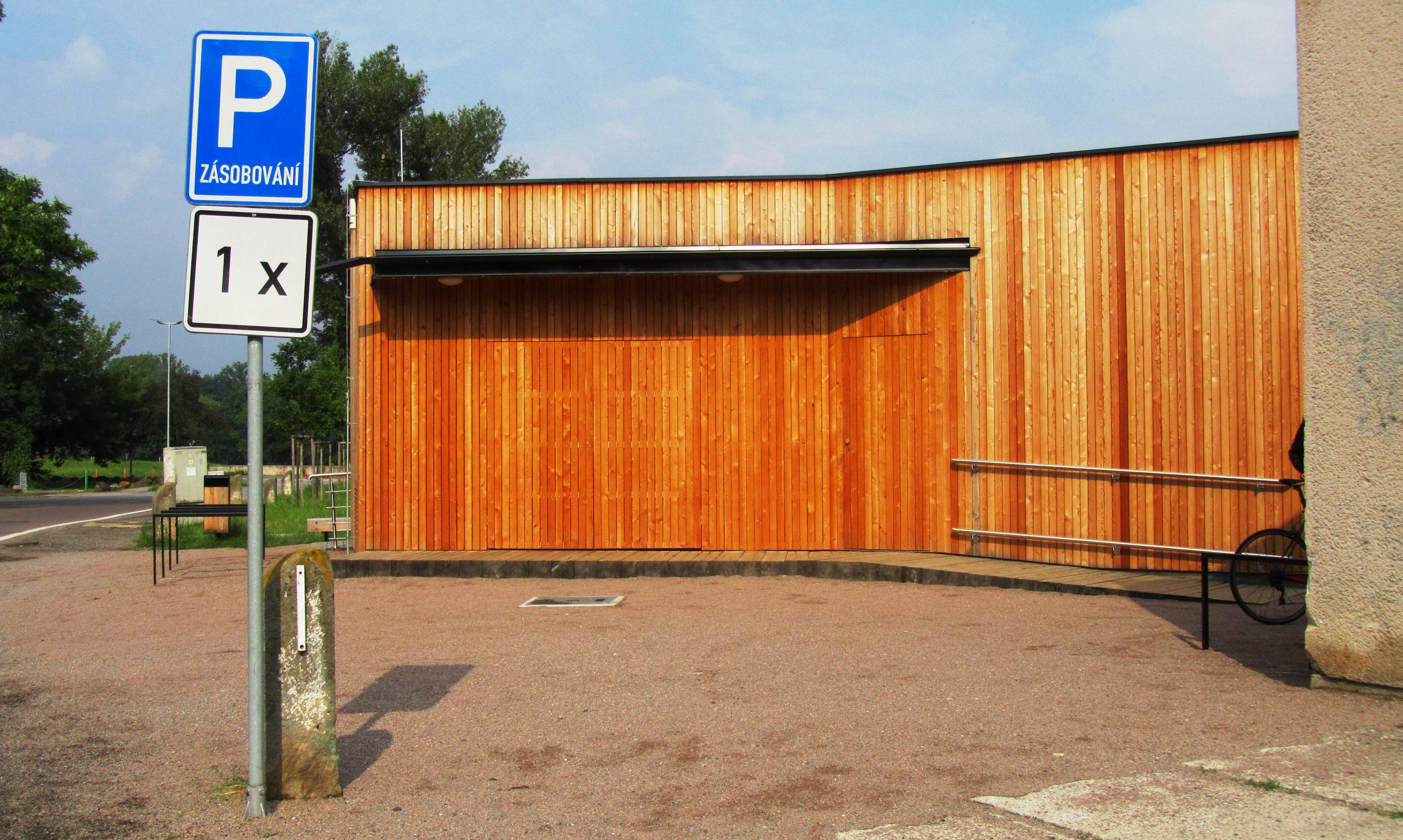 Zmrzlinový stánek u zimního stadionu