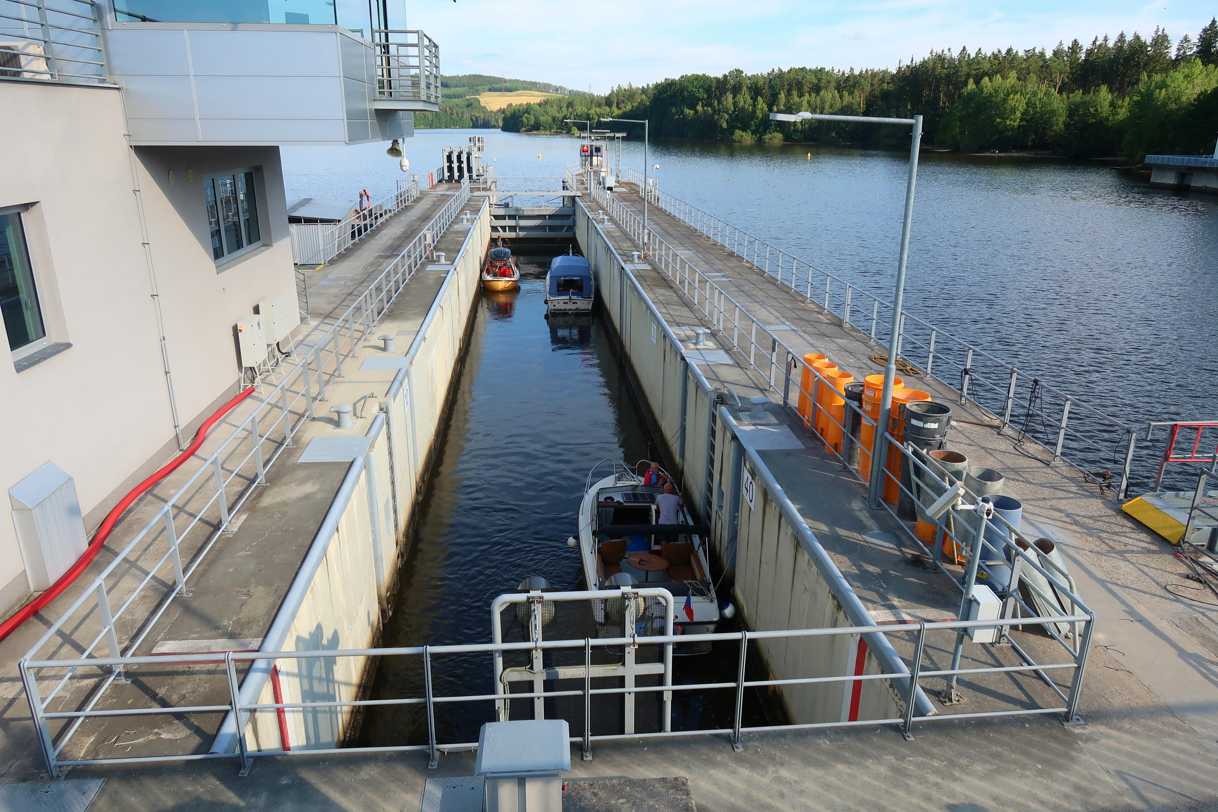 Plavební komora Hněvkovice přehrada