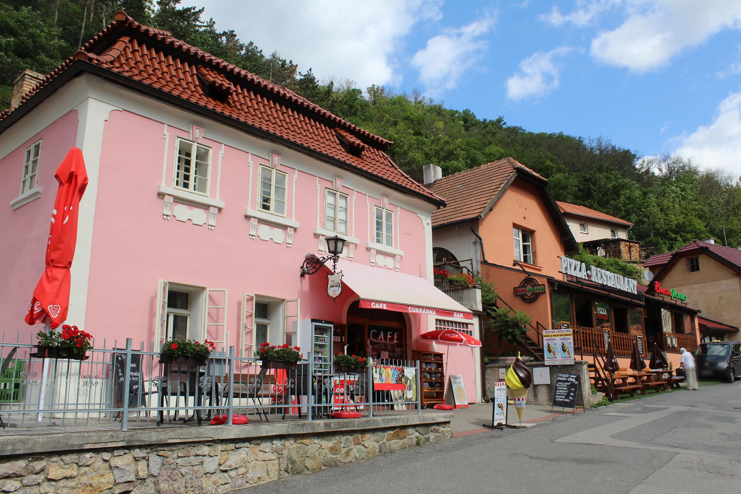 Cukrárna naproti domu hodin