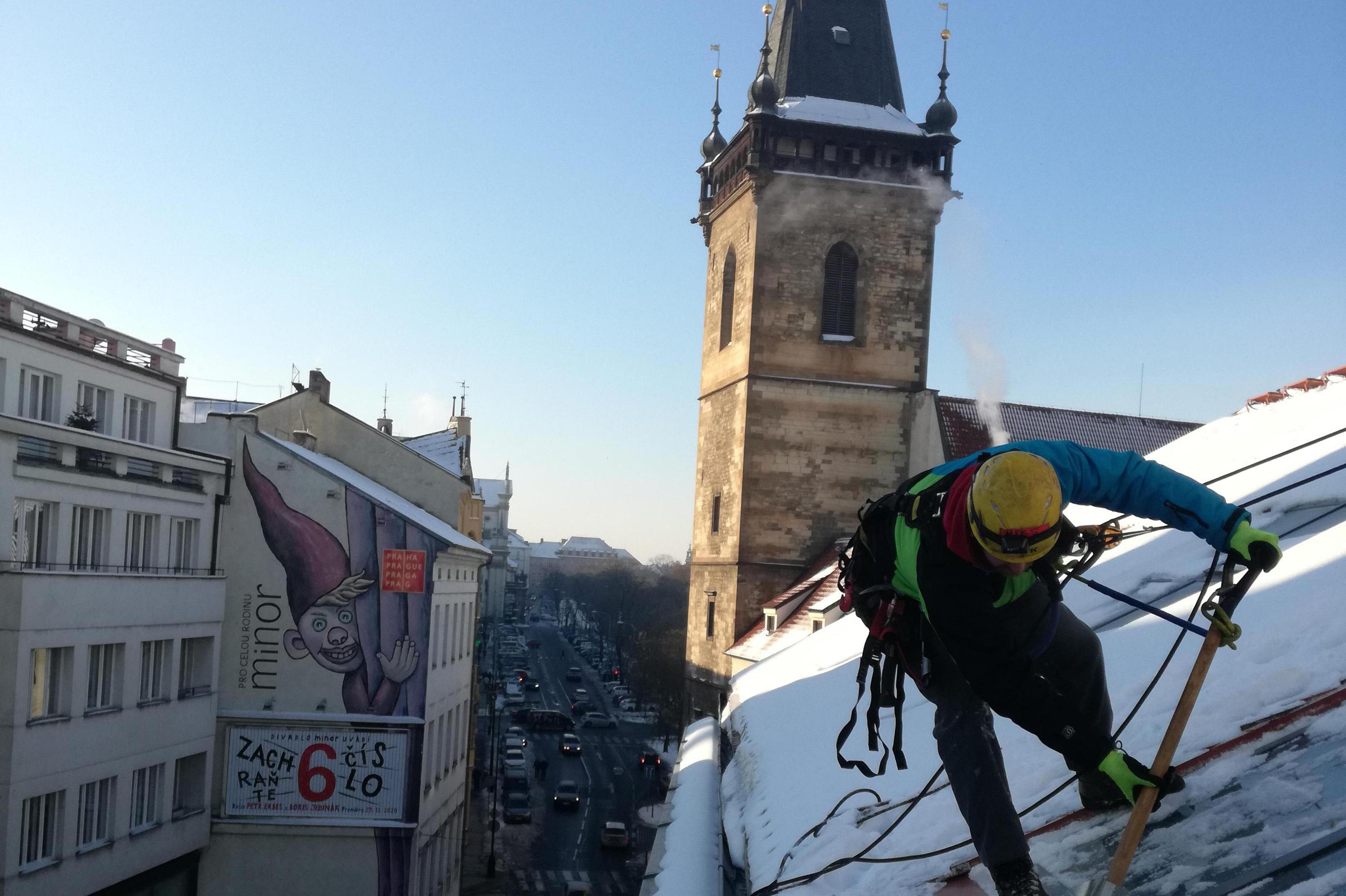 Shazování sněhu ze střech