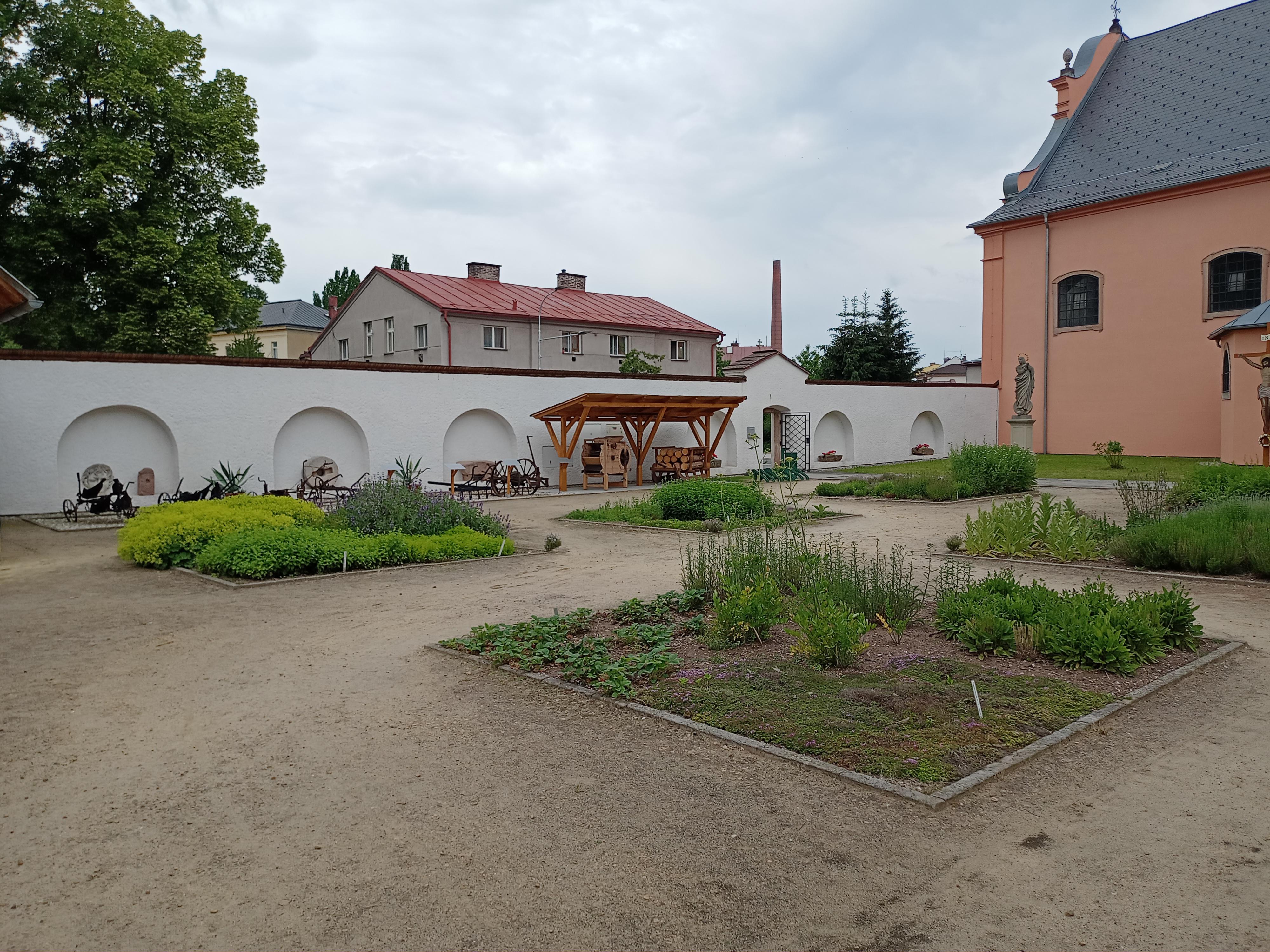 Františkánský klášter Hostinné foto 6