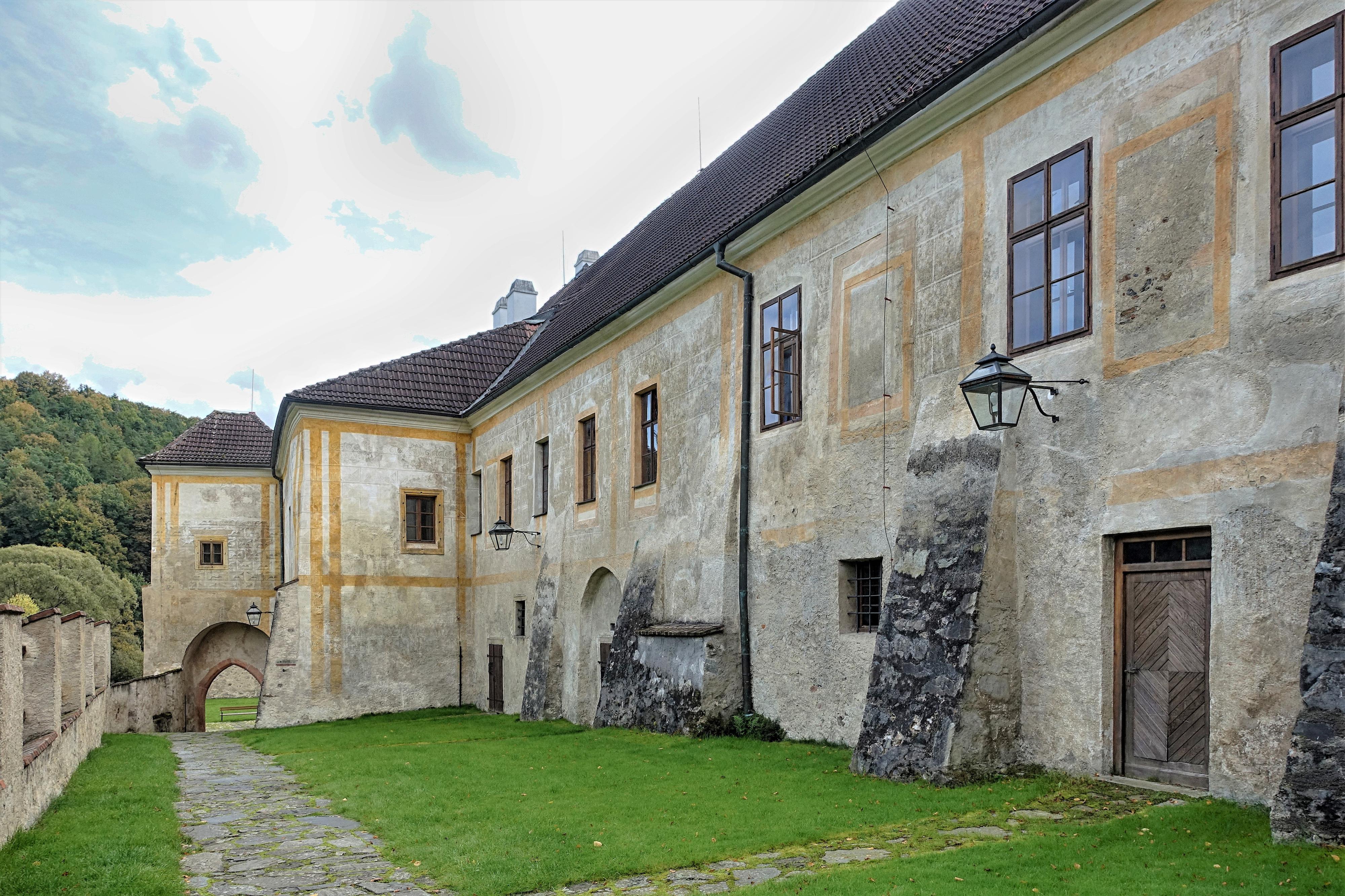 Jihočeská vědecká knihovna - Oddělení rukopisů a starých tisků foto 5