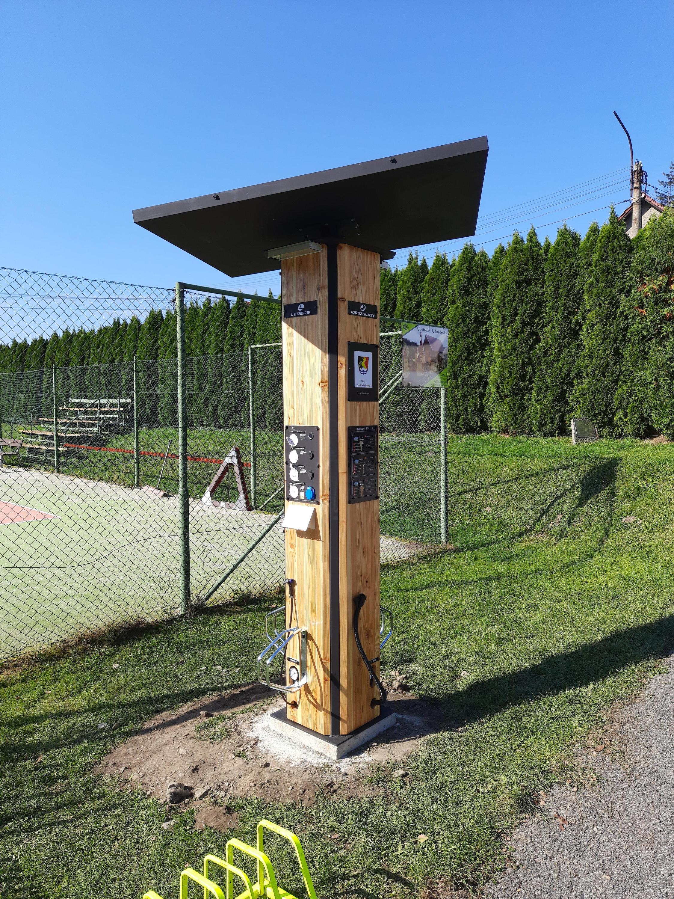 Multifunkční nabíjecí stanice SPOT foto 2