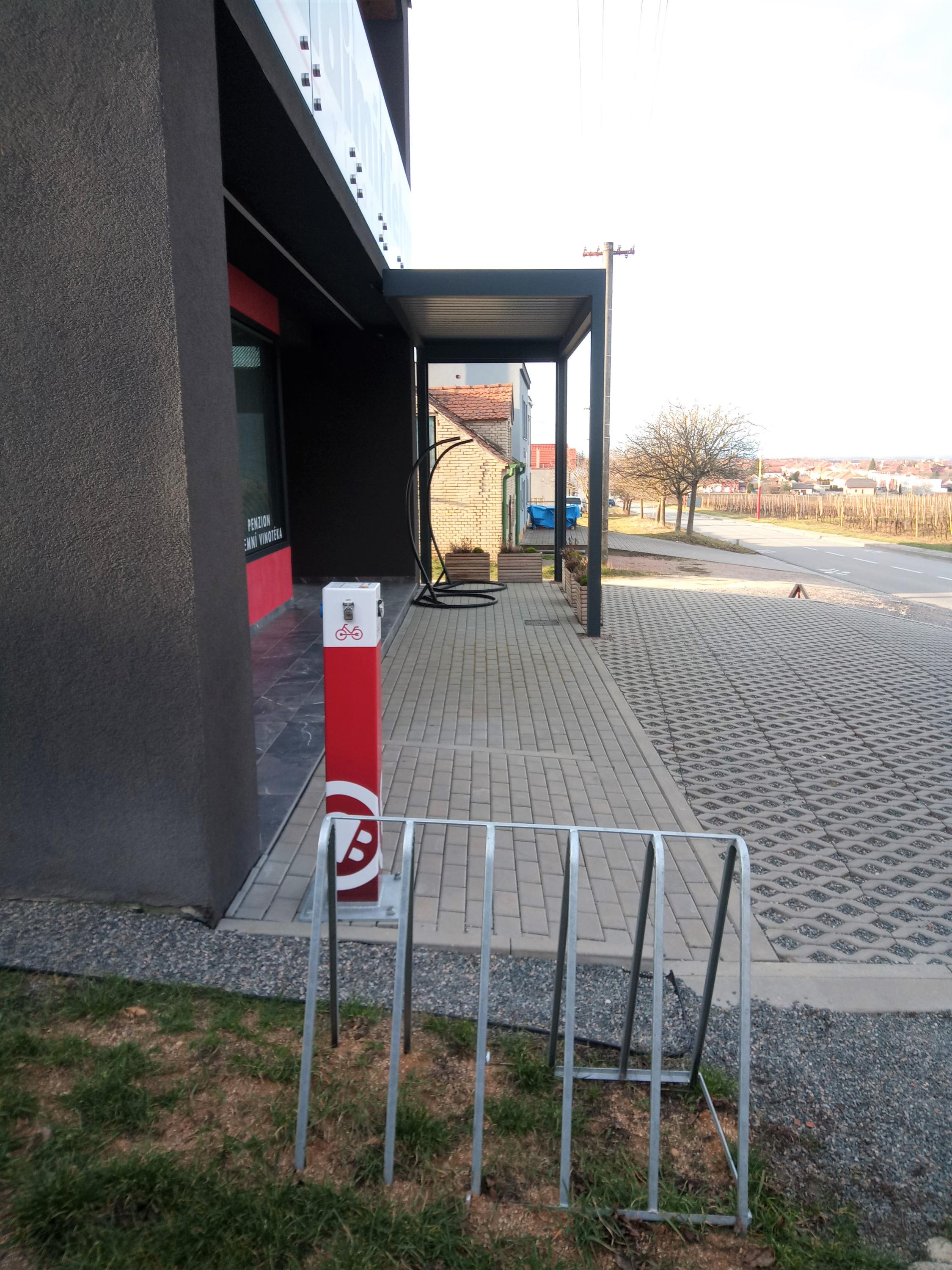 Vinařství Vladimír Tetur - nabíjecí stanice foto 3