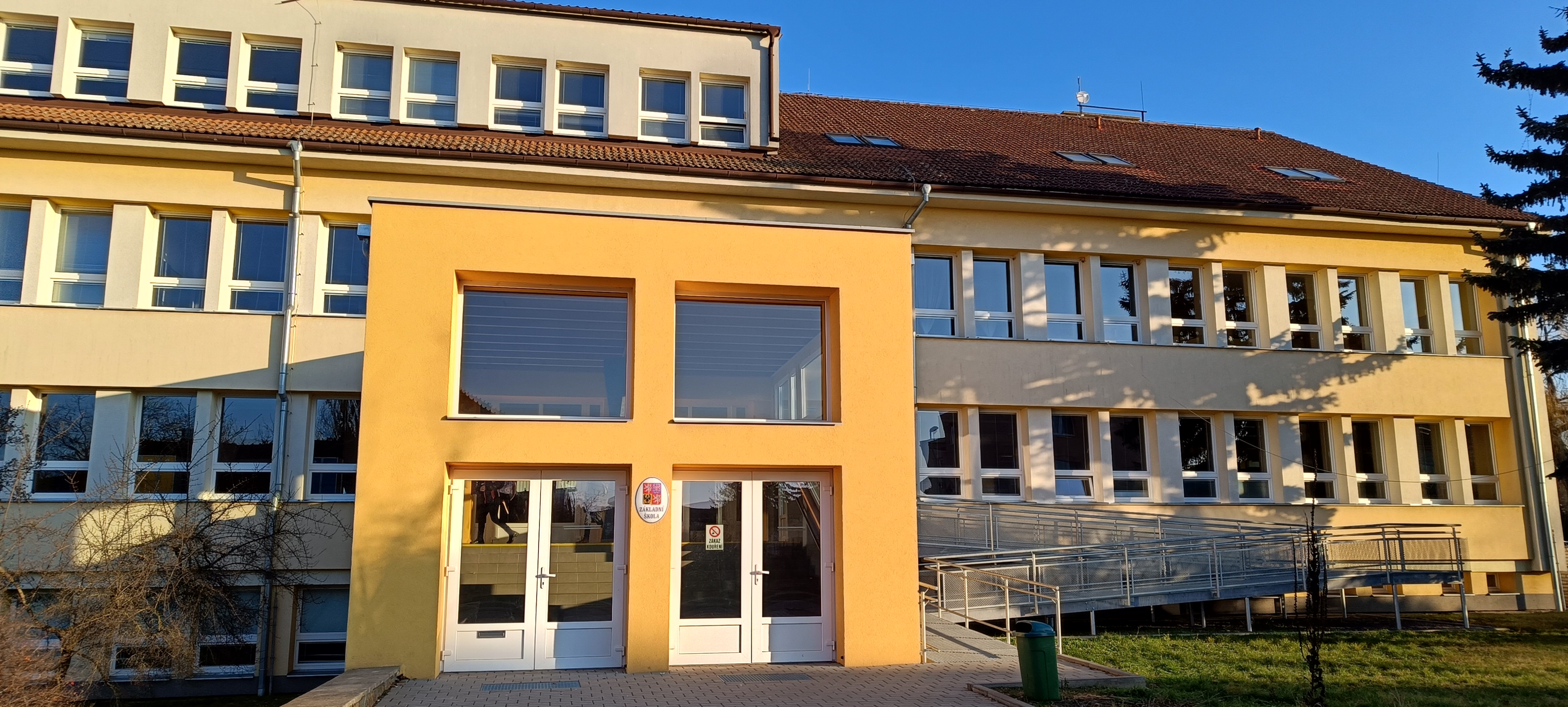 Základní škola a mateřská škola, Božice foto 2