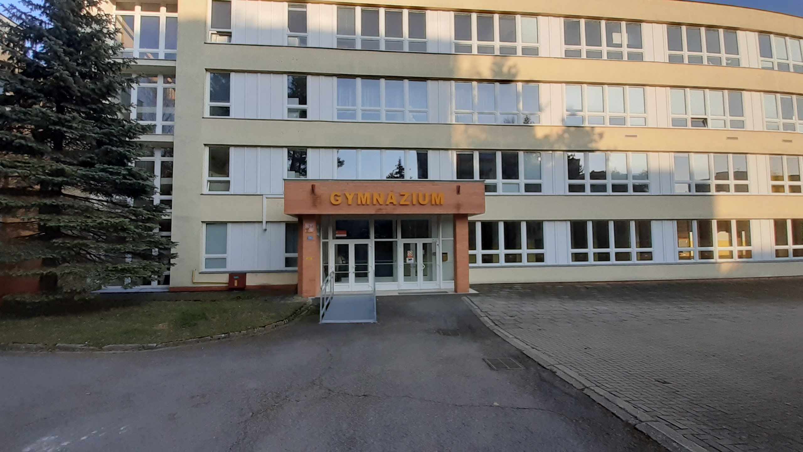 Gymnázium Rožnov pod Radhoštěm foto 3