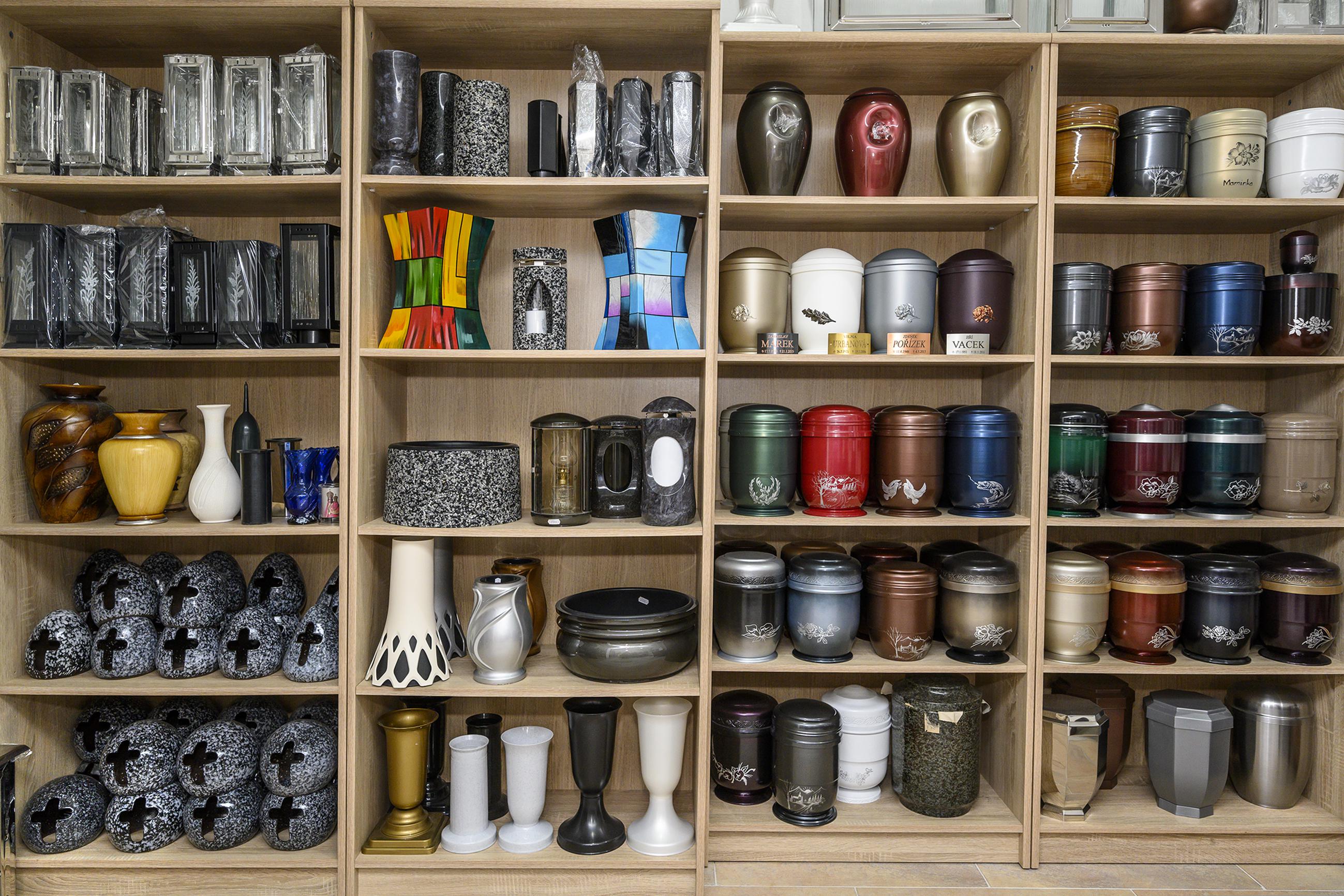 Obaly na urny + štítky, vázy