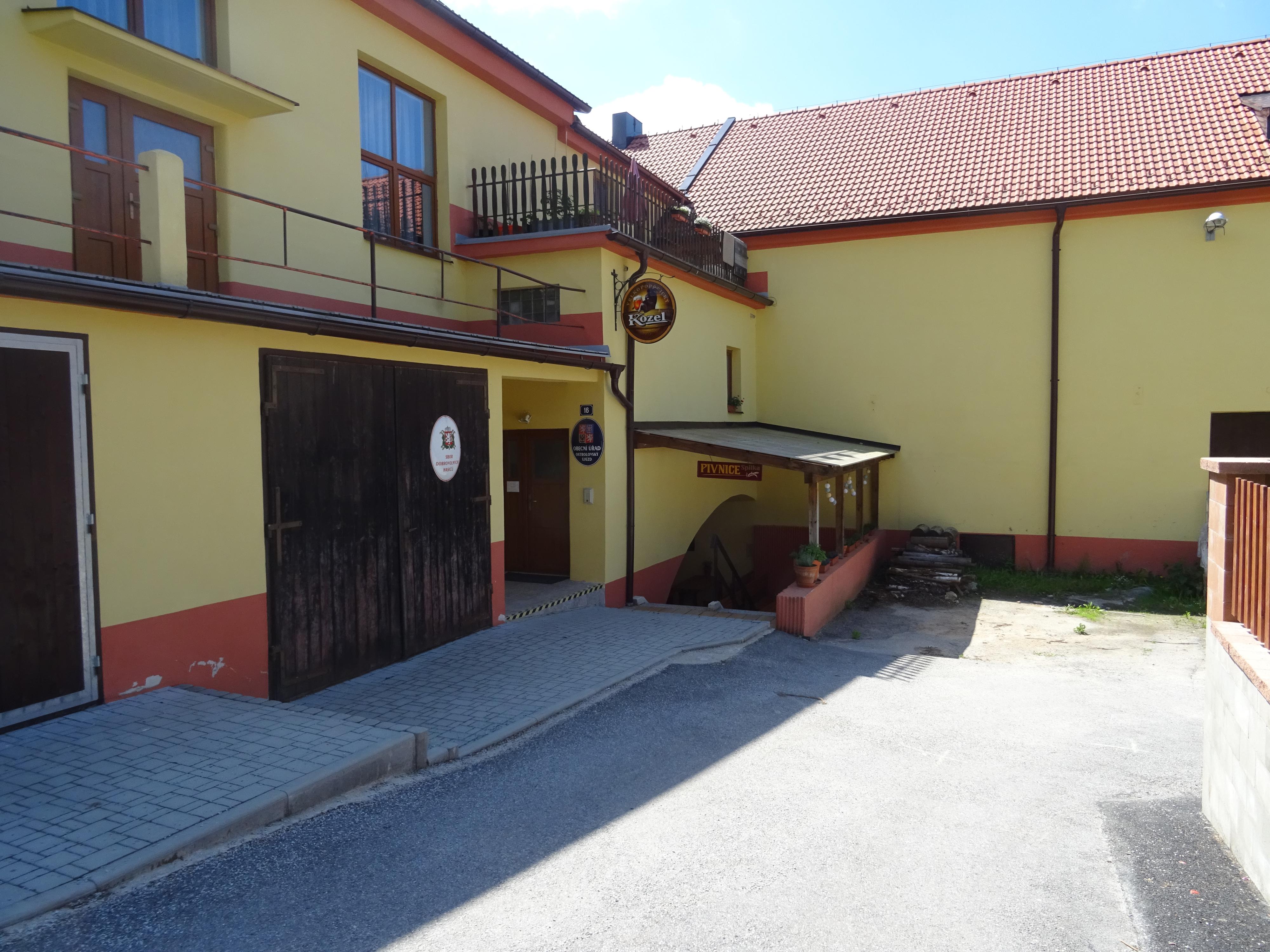 Ostrolovský Újezd - obecní úřad