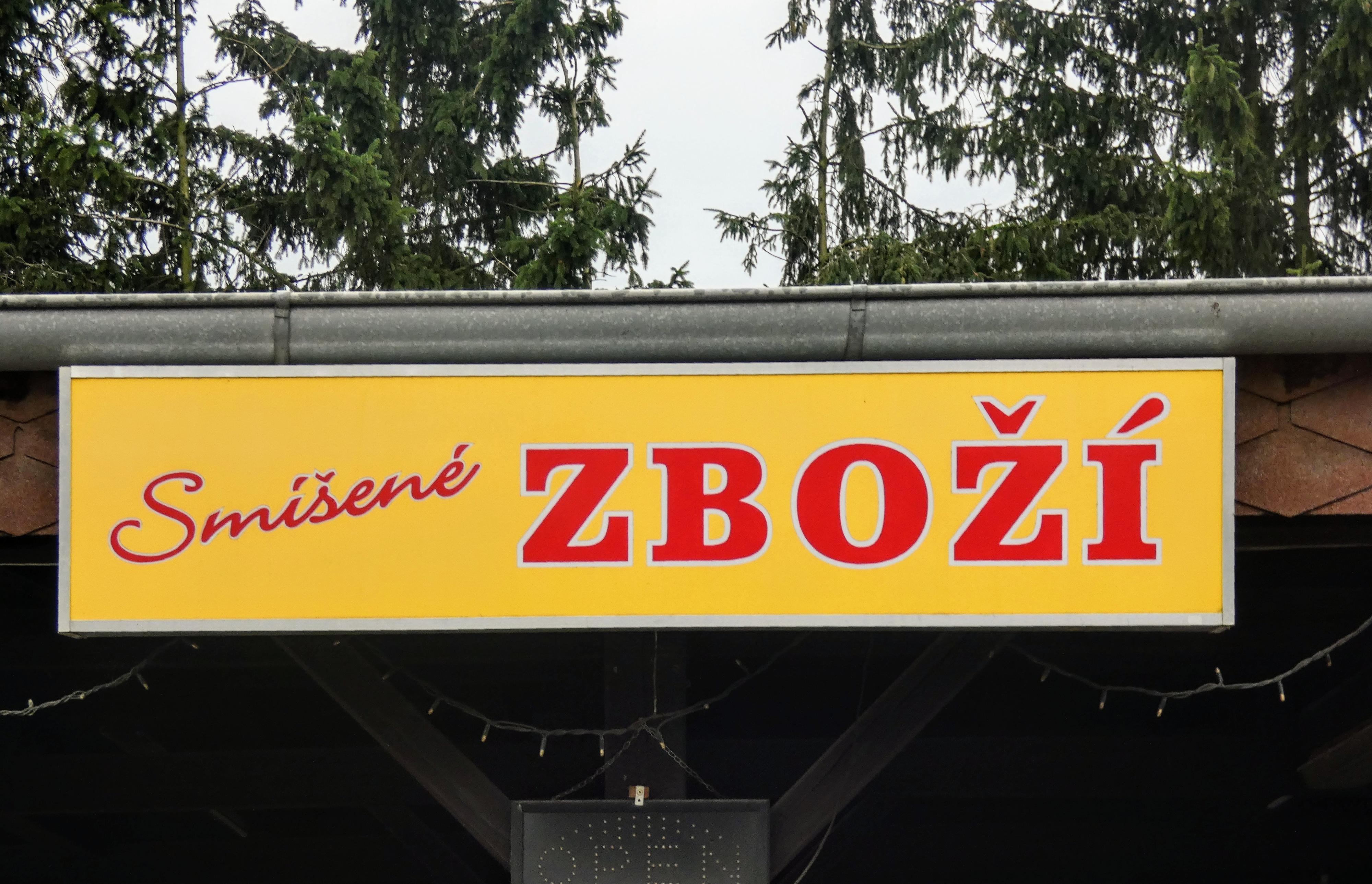 Smíšené zboží u dětského hřiště foto 3