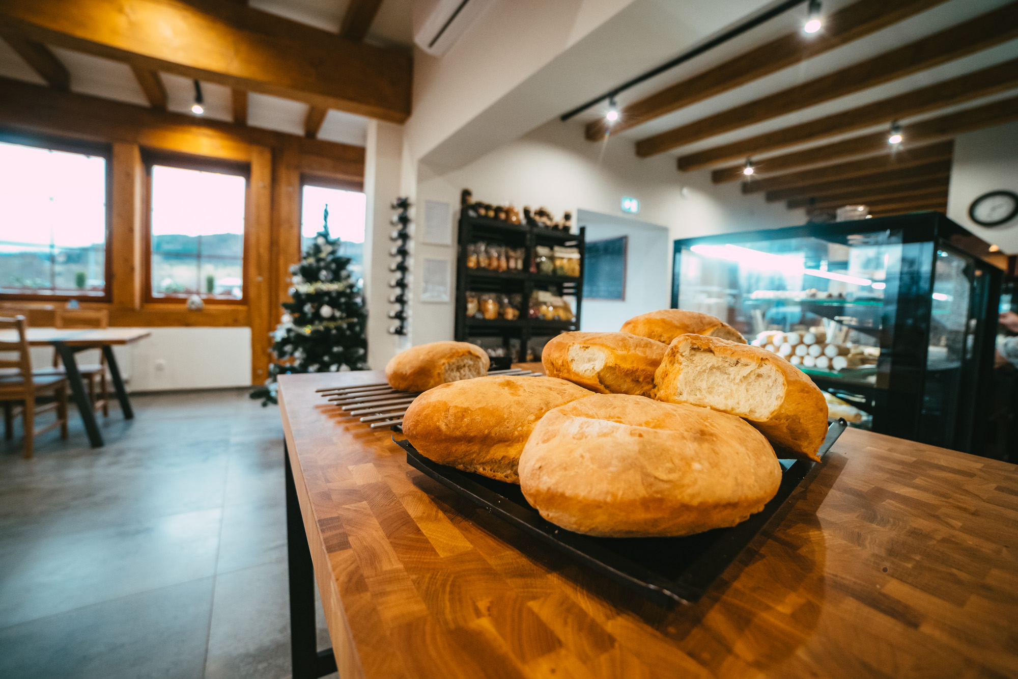 Čerstvý domácí chleba, káva a zákusky